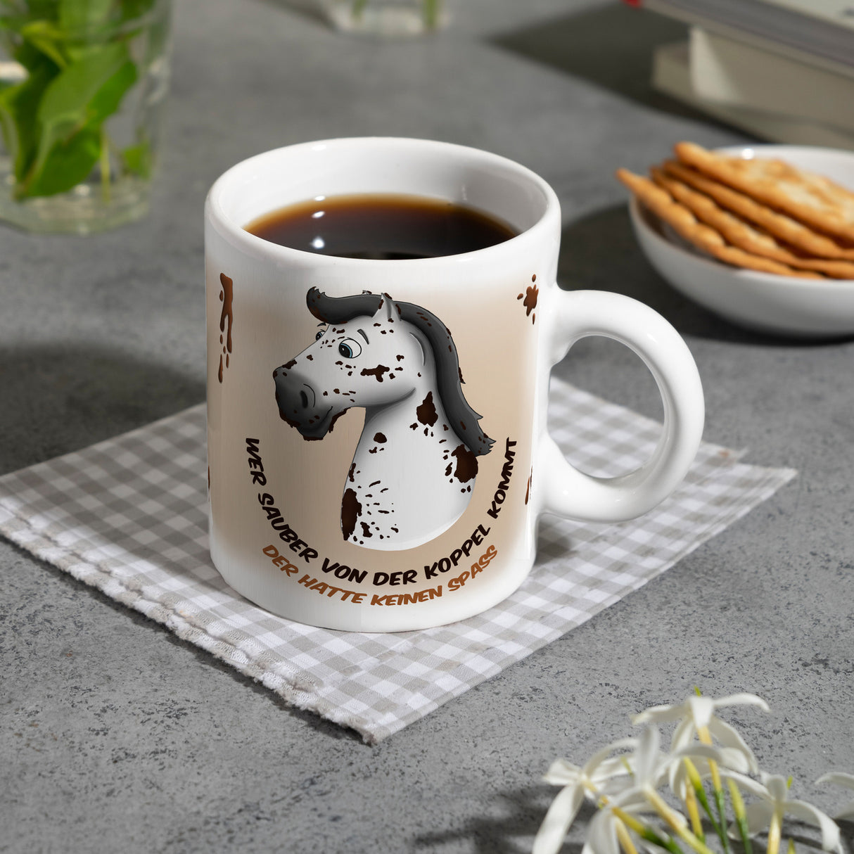 Kaffeebecher mit weißes Pferd Motiv und Spruch: Wer sauber von der Koppel kommt, ...