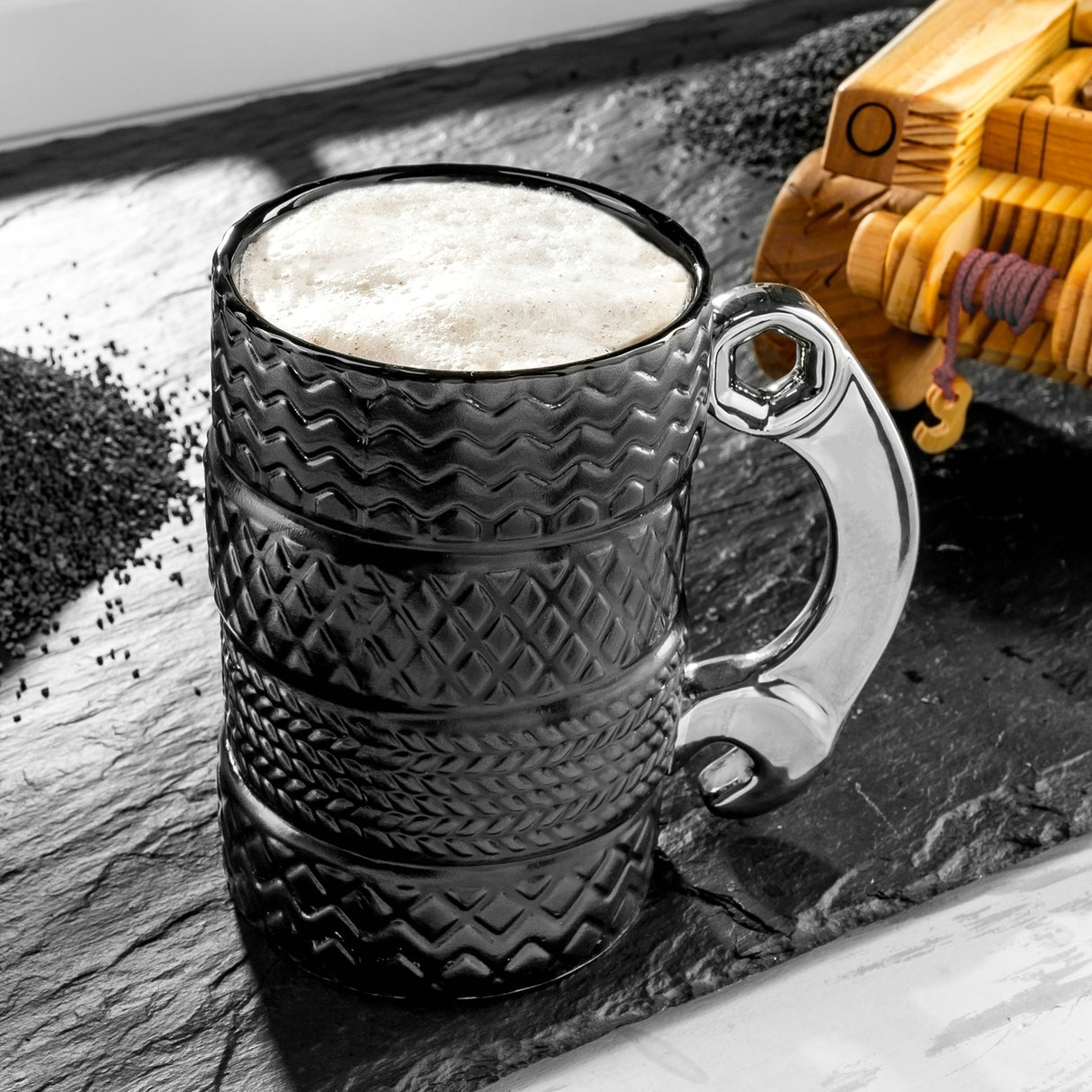 Reifenstapel Kaffeebecher mit Schraubenschlüssel Griff