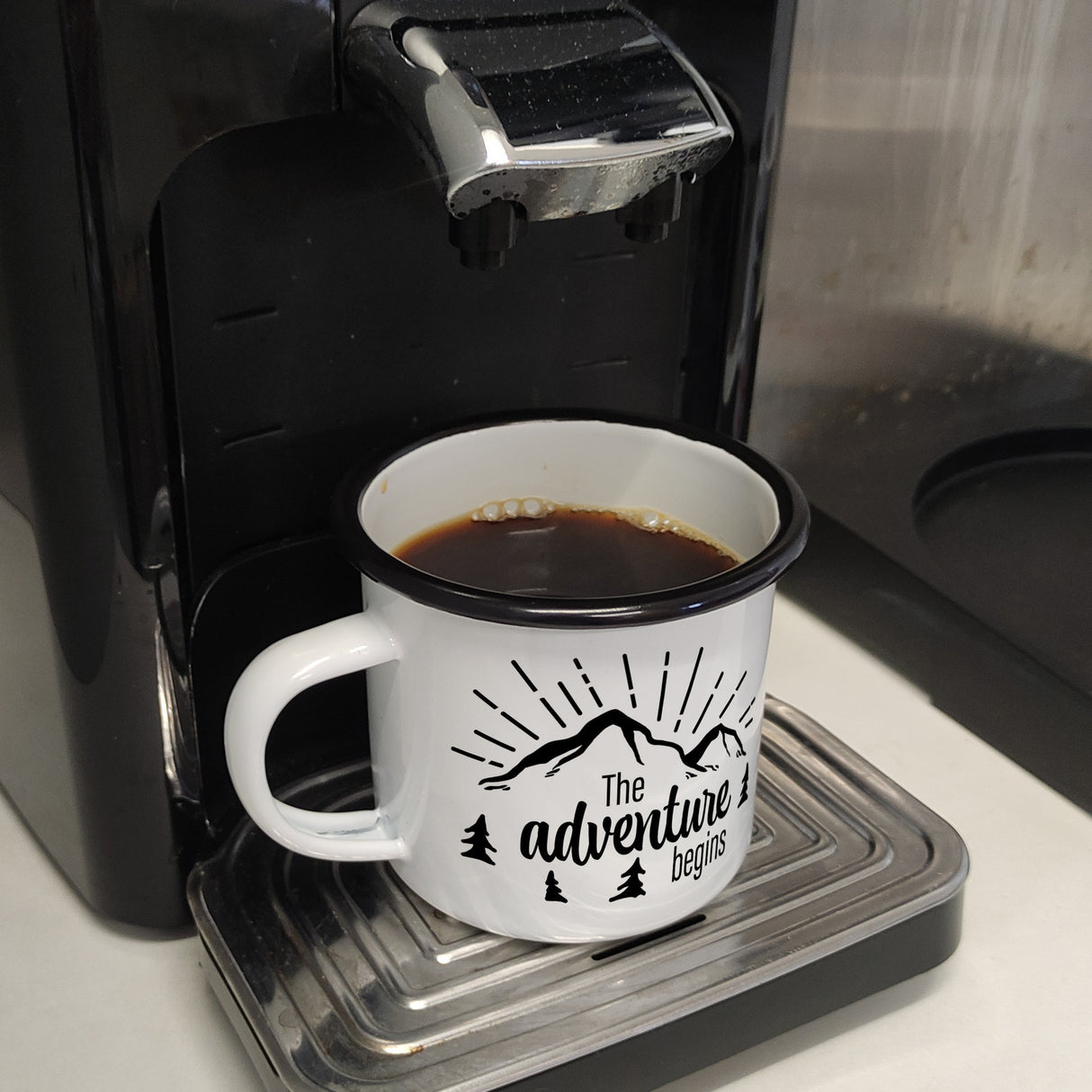The adventure begins Emailletasse mit Berglandschaft