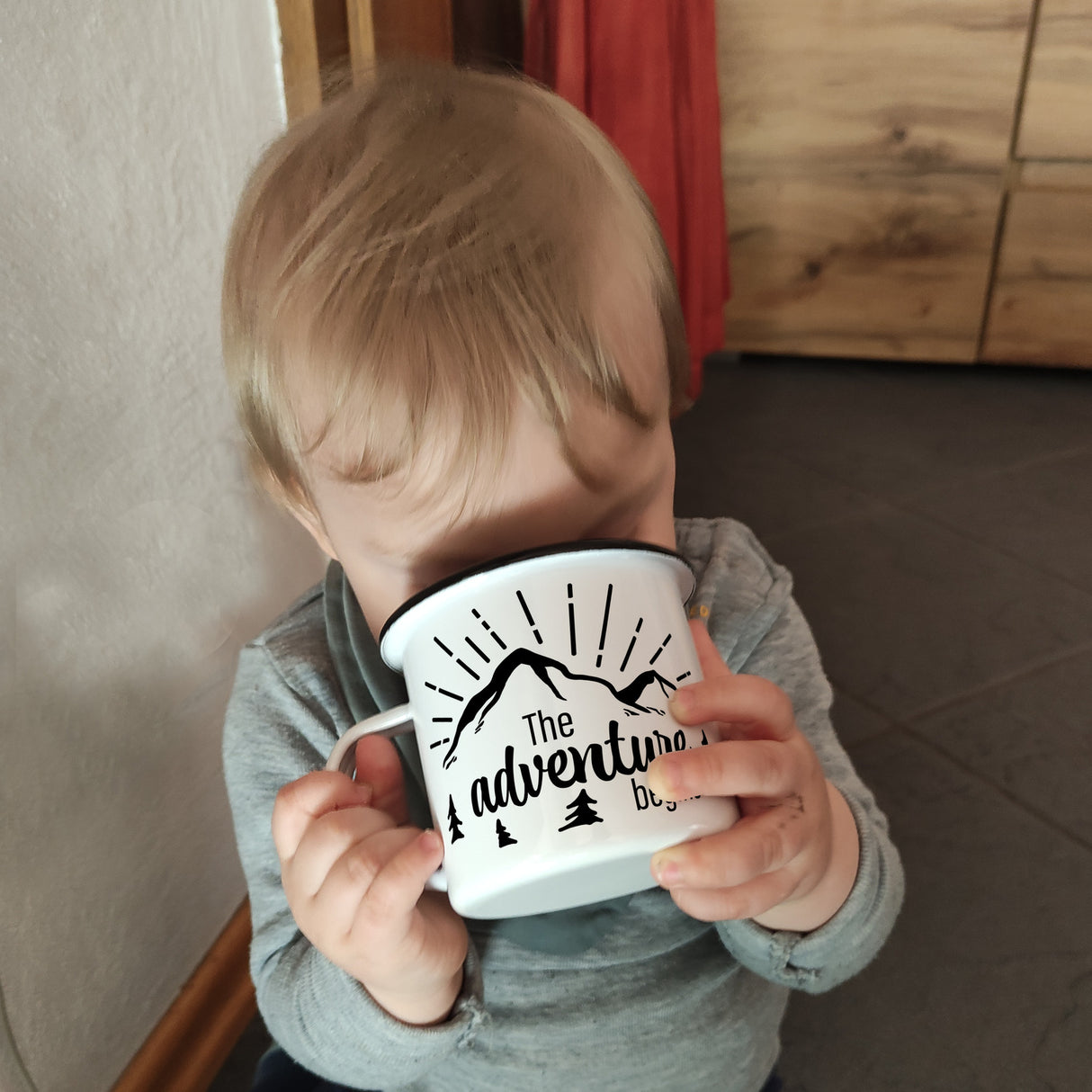 The adventure begins Emailletasse mit Berglandschaft