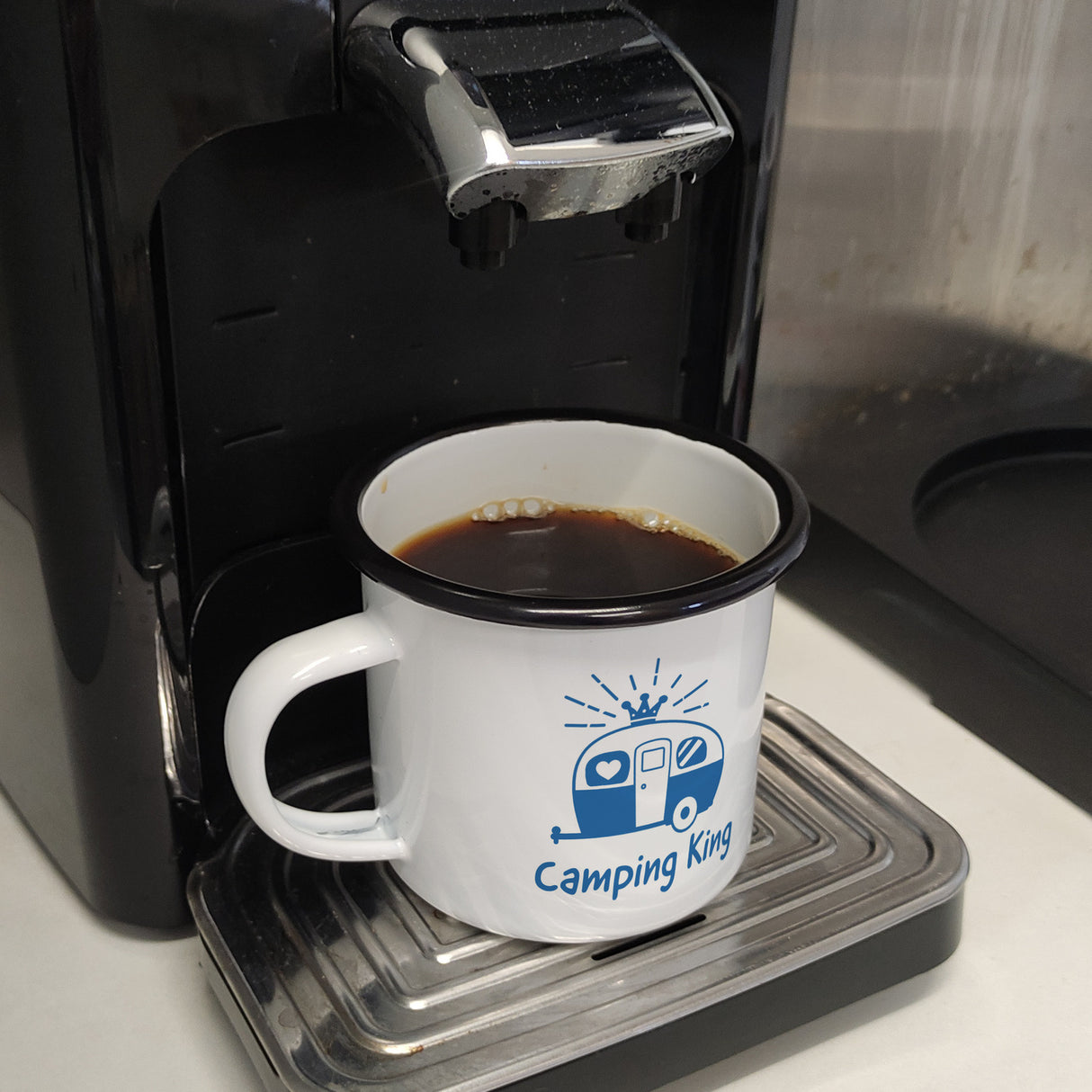 Camping King Emailletasse mit Wohnwagen