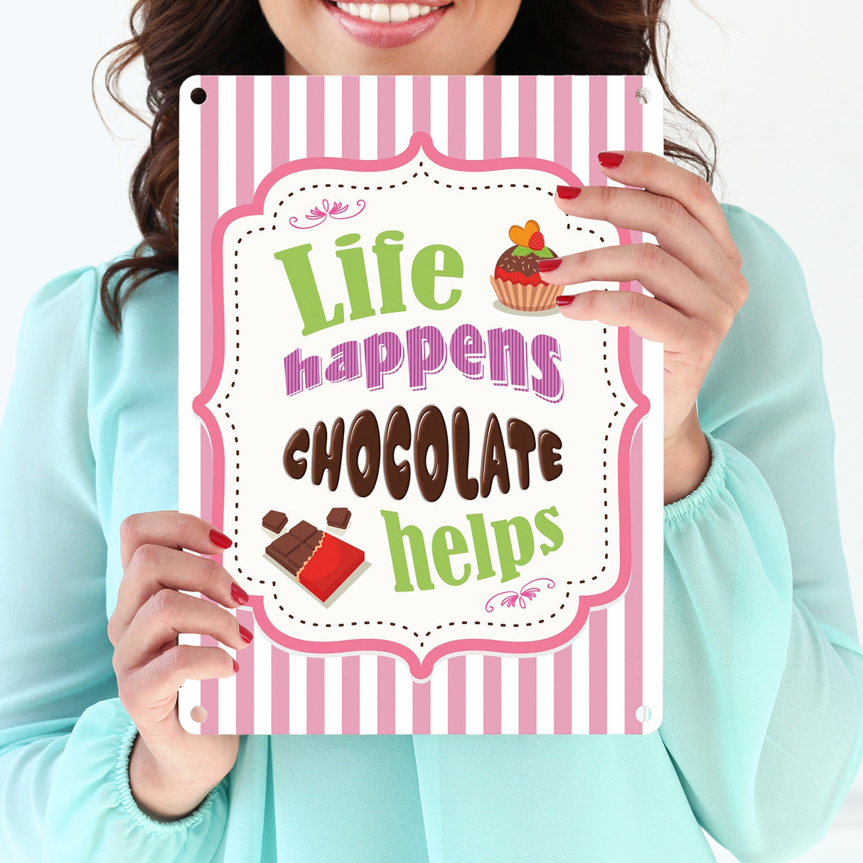 Metallschild mit Spruch: Life Happens - Chocolate Helps