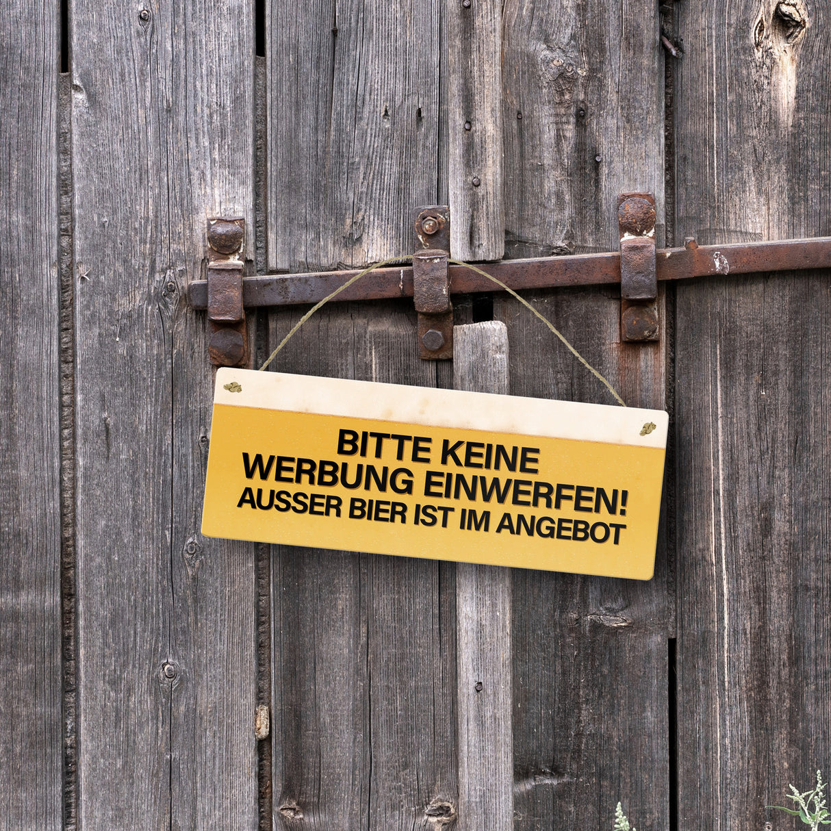 Metallschild mit Spruch: Bitte keine Werbung einwerfen! Außer Bier…