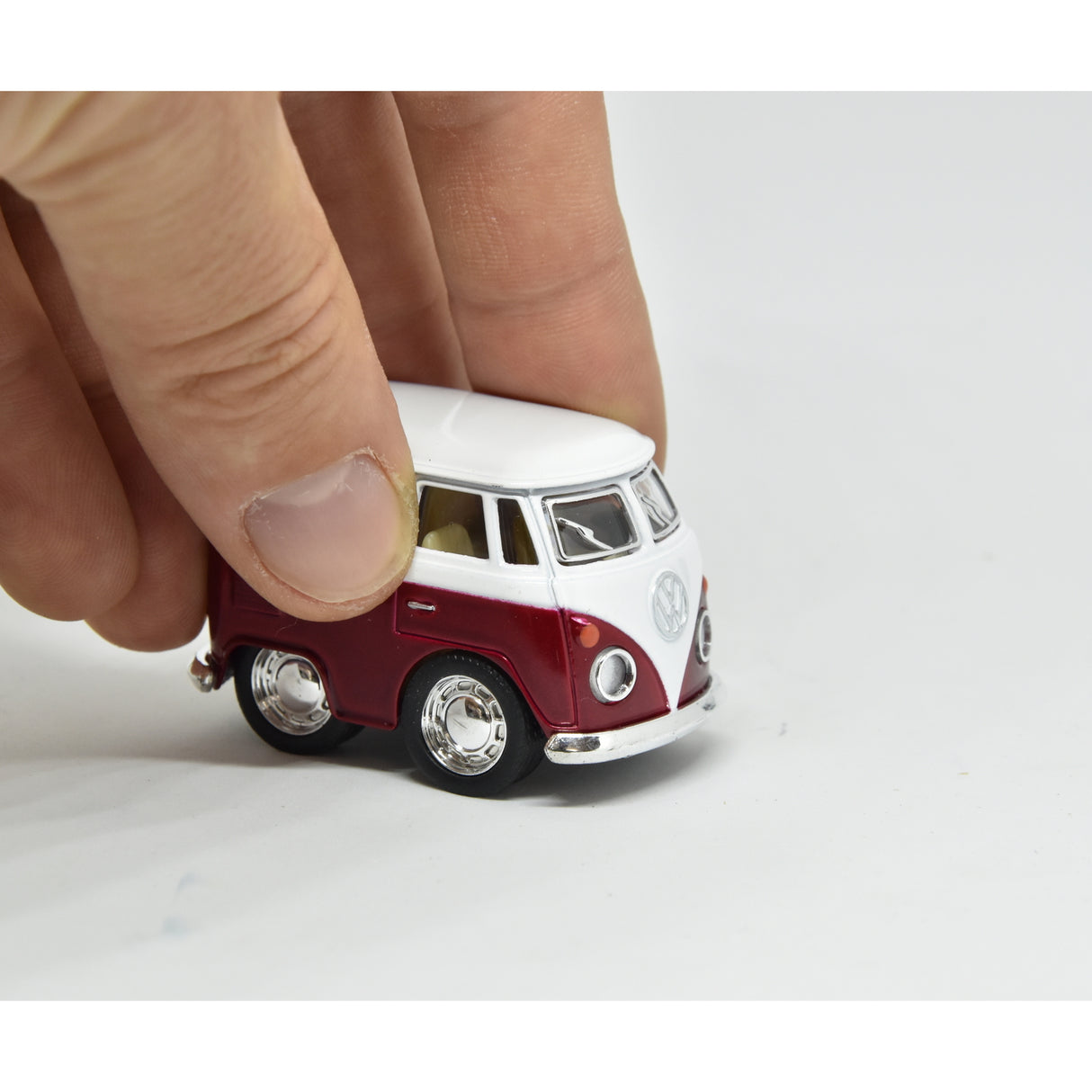 Volkswagen VW T1 Bus Comic Style Modellauto in rot mit Rückziehmotor