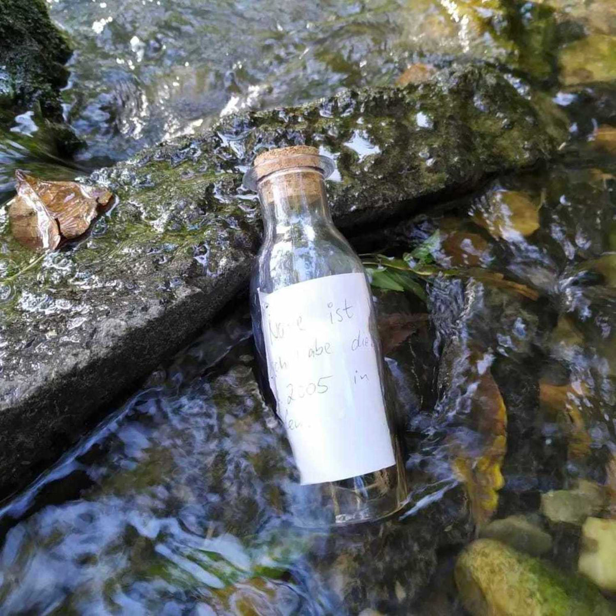 Glasflasche mit Papierrolle