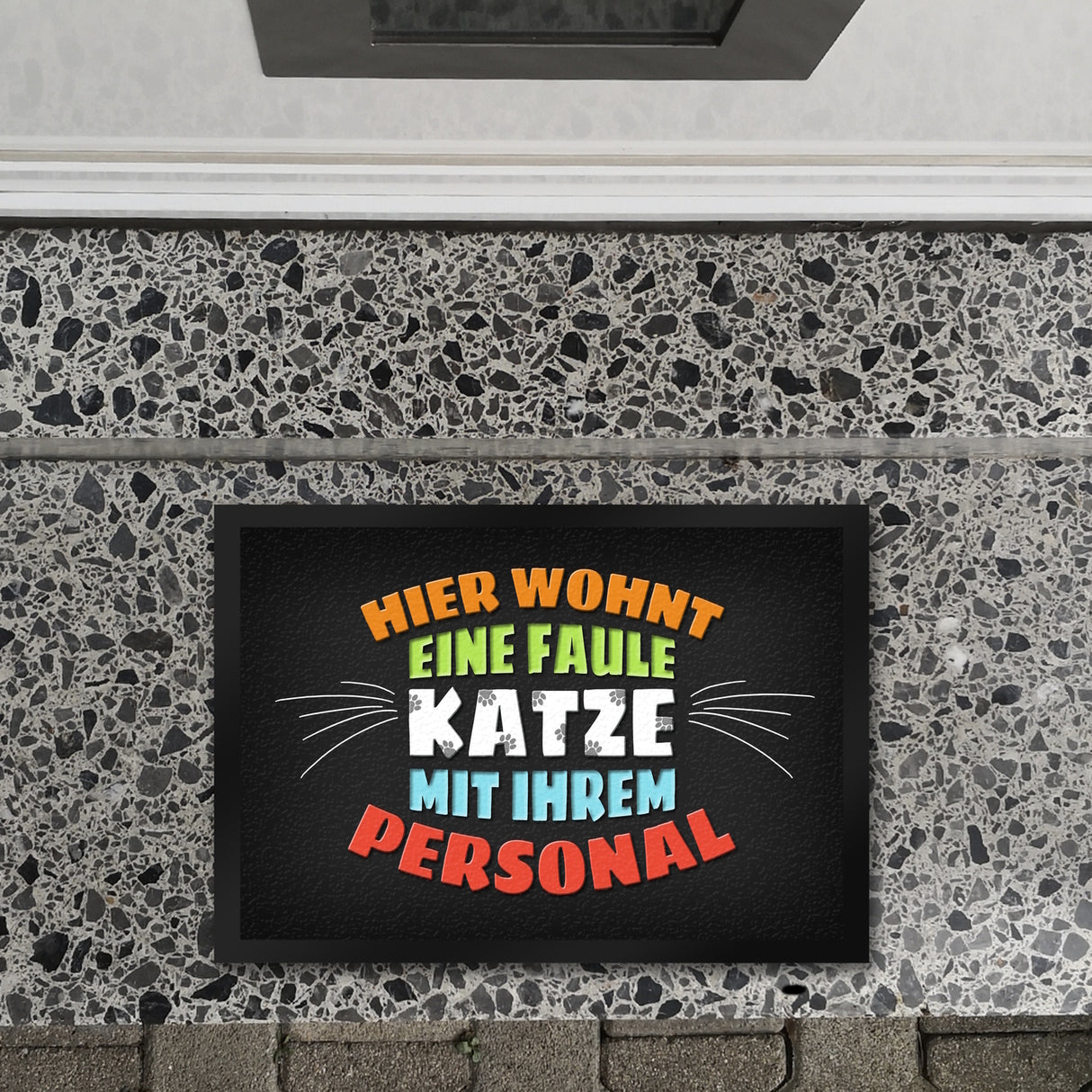 Hier wohnt eine faule Katze mit ihrem Personal Fußmatte