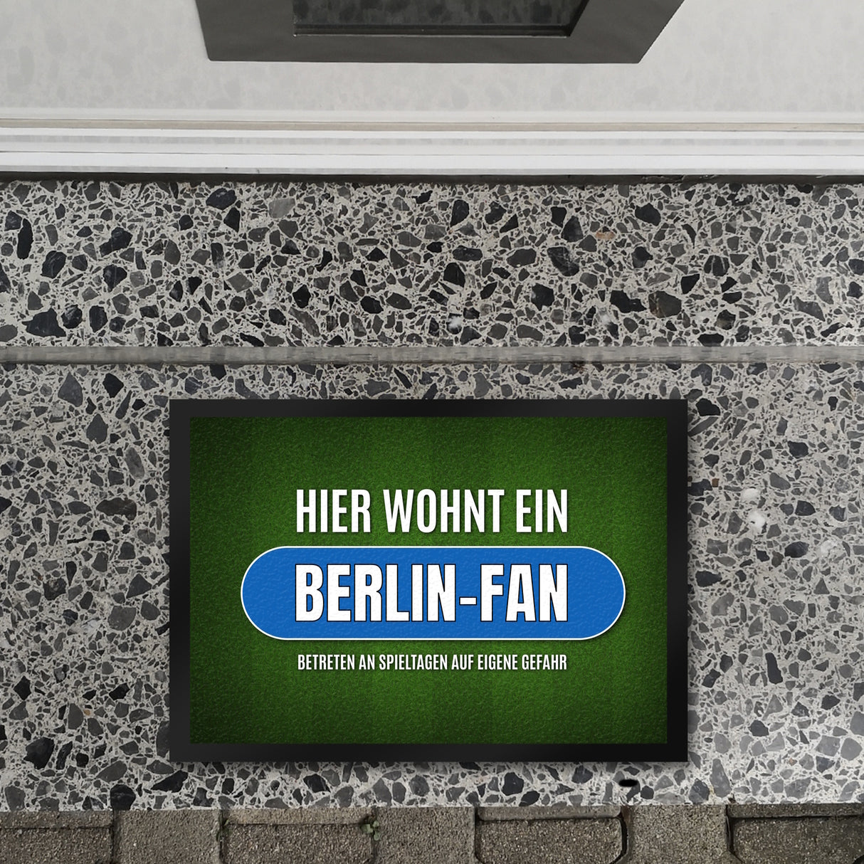 Hier wohnt ein Berlin-Fan Fußmatte mit Rasen Motiv