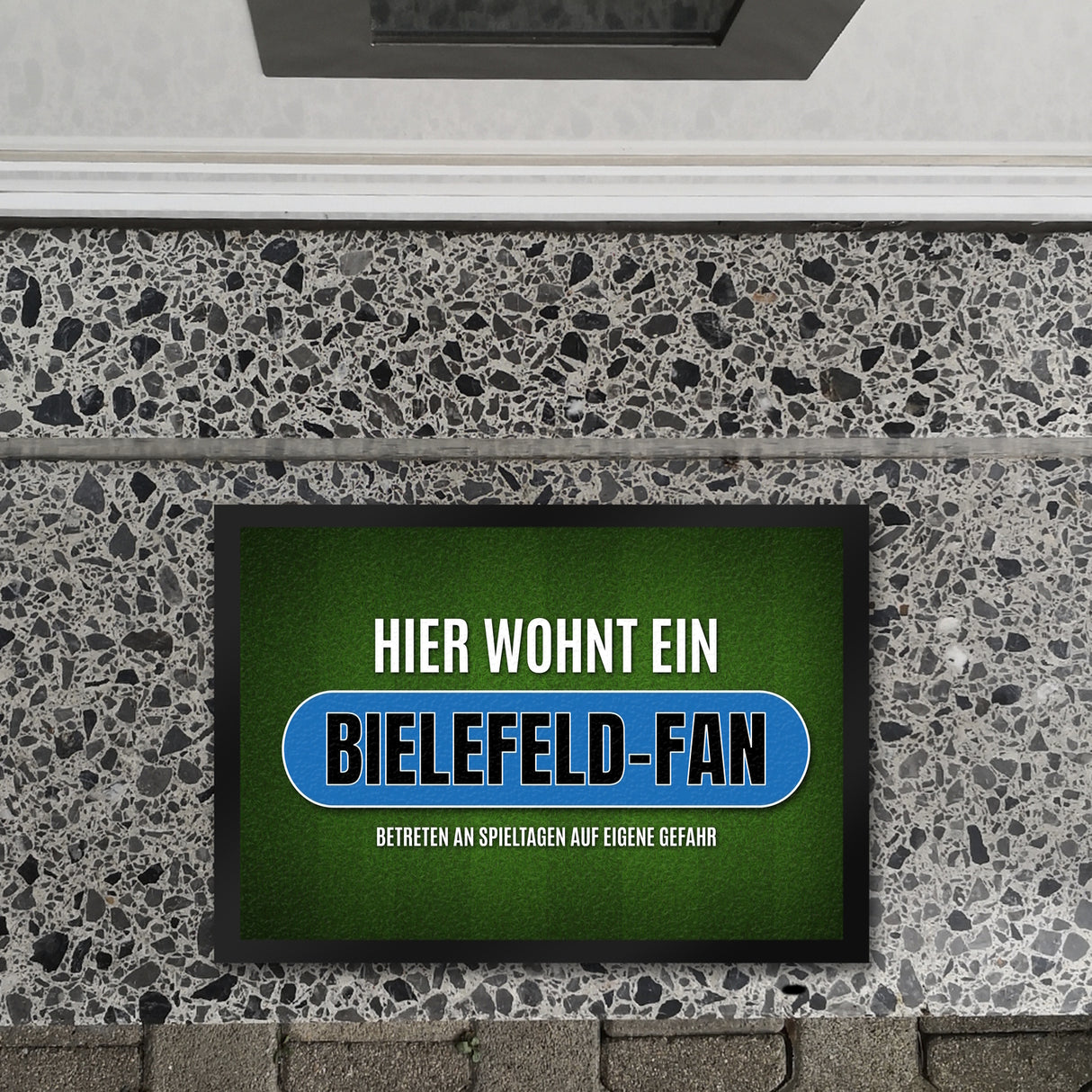 Hier wohnt ein Bielefeld-Fan Fußmatte mit Rasen Motiv