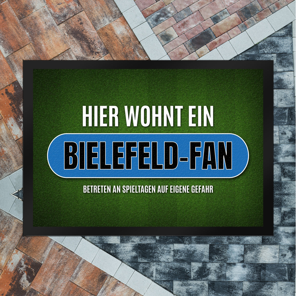Hier wohnt ein Bielefeld-Fan Fußmatte mit Rasen Motiv