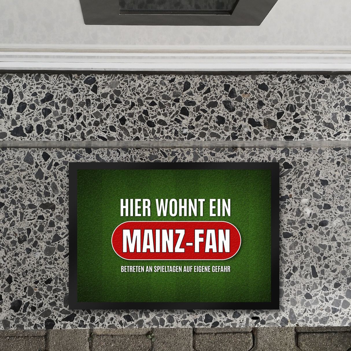 Hier wohnt ein Mainz-Fan Fußmatte mit Rasen Motiv
