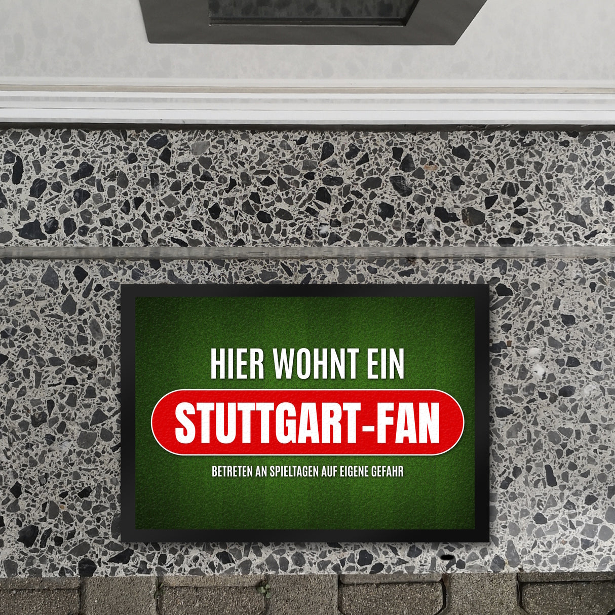 Hier wohnt ein Fußballfan Fußmatte mit Rasen Motiv - Fußball Tor Verein Ball Fußballplatz Platz Spiel