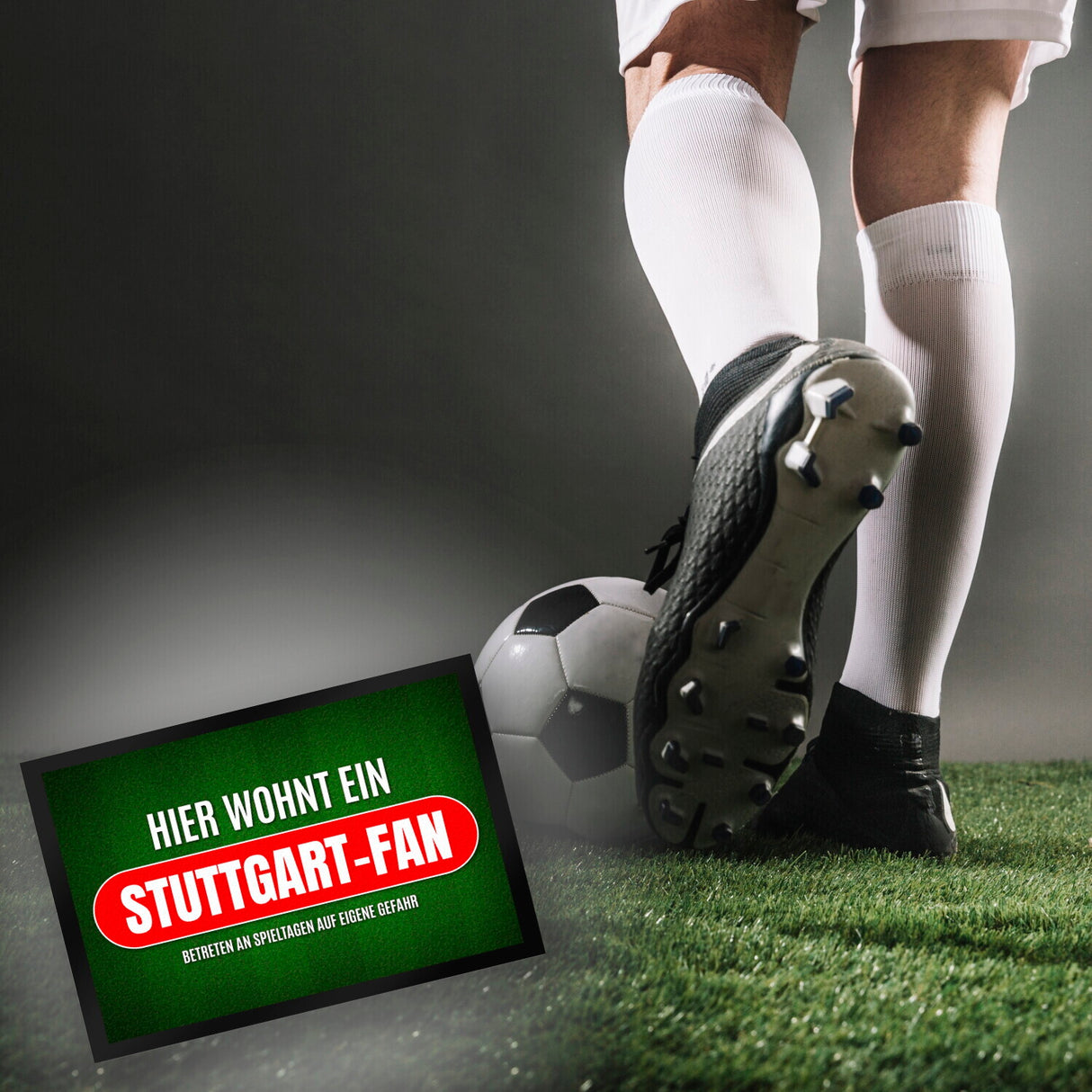Hier wohnt ein Fußballfan Fußmatte mit Rasen Motiv - Fußball Tor Verein Ball Fußballplatz Platz Spiel