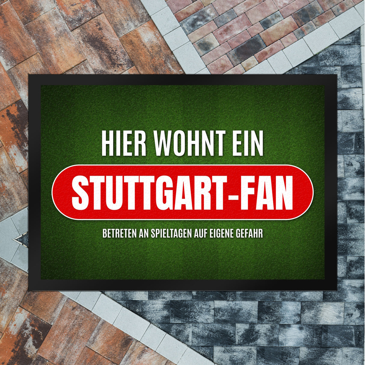 Hier wohnt ein Fußballfan Fußmatte mit Rasen Motiv - Fußball Tor Verein Ball Fußballplatz Platz Spiel