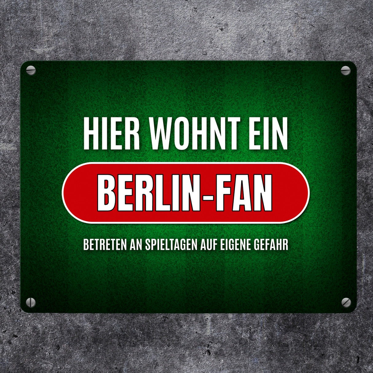 Hier wohnt ein Berlin-Fan -weiß Metallschild mit Rasen Motiv