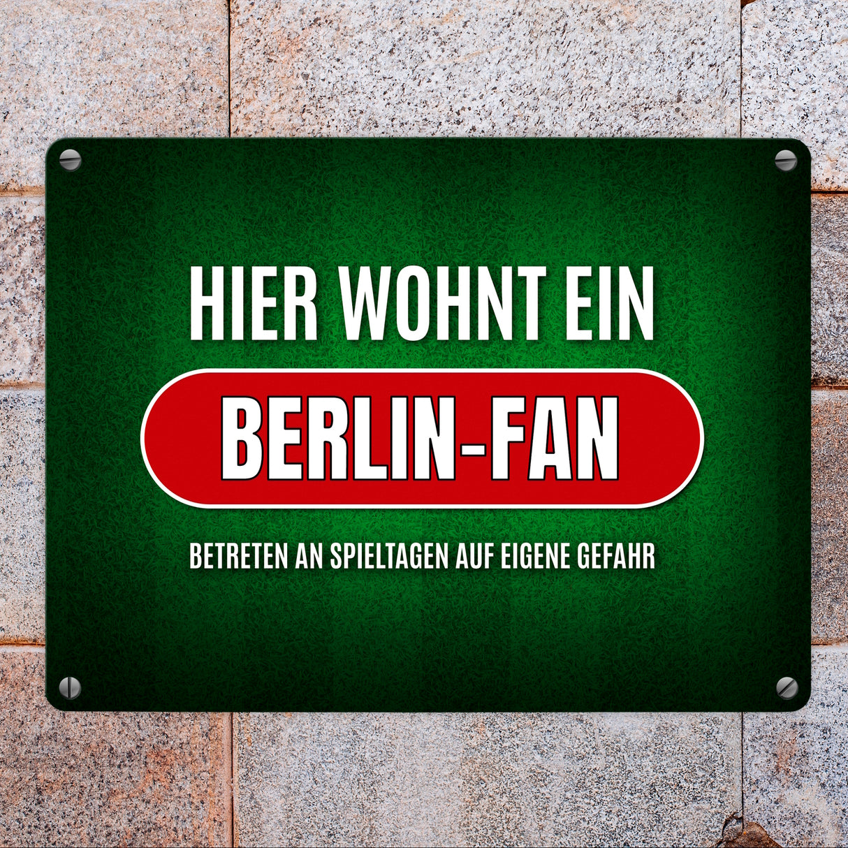 Hier wohnt ein Berlin-Fan -weiß Metallschild mit Rasen Motiv
