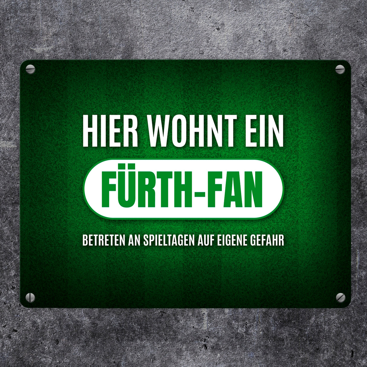 Hier wohnt ein Fürth-Fan Metallschild mit Rasen Motiv