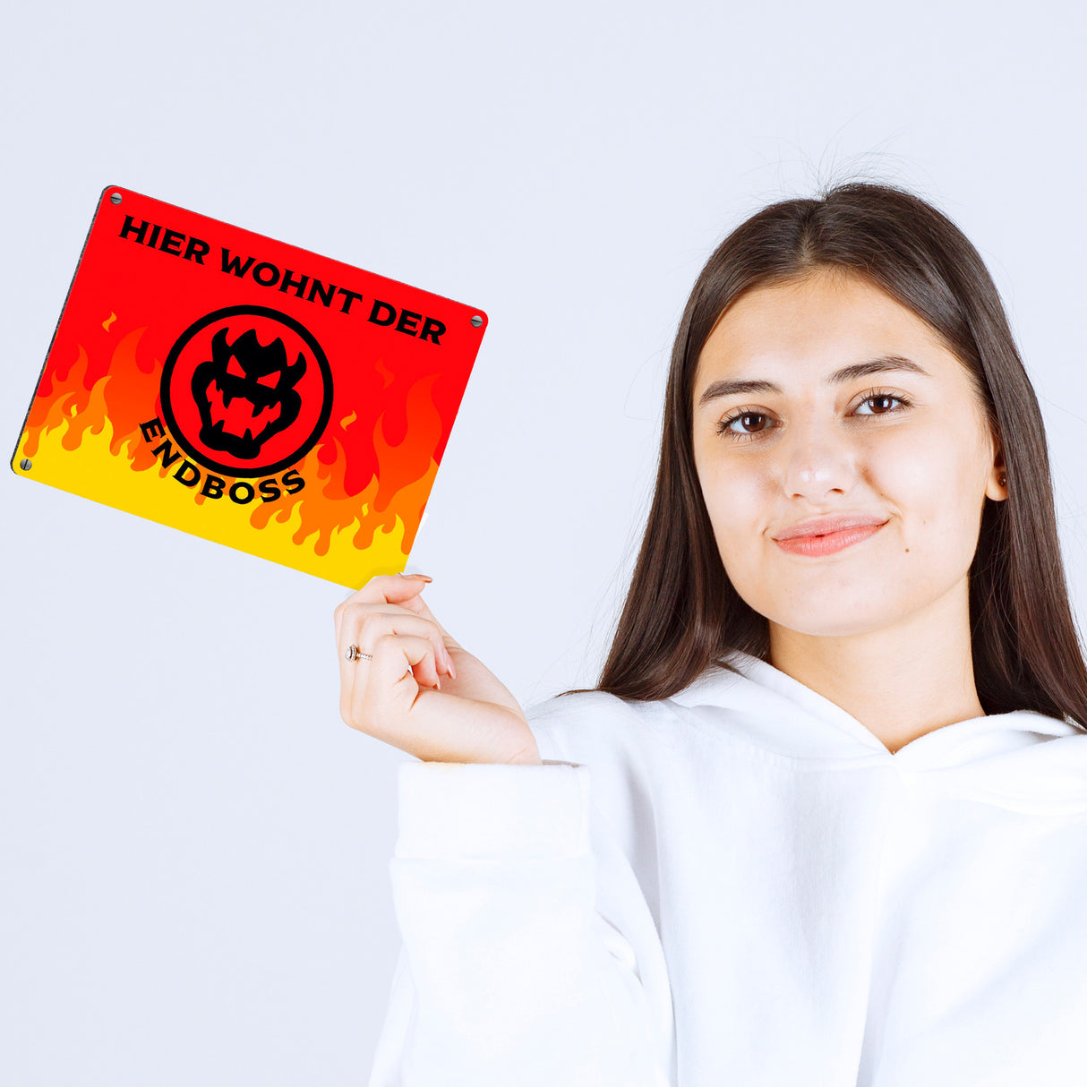 Hier wohnt der Endboss Metallschild mit Flammenmotiv