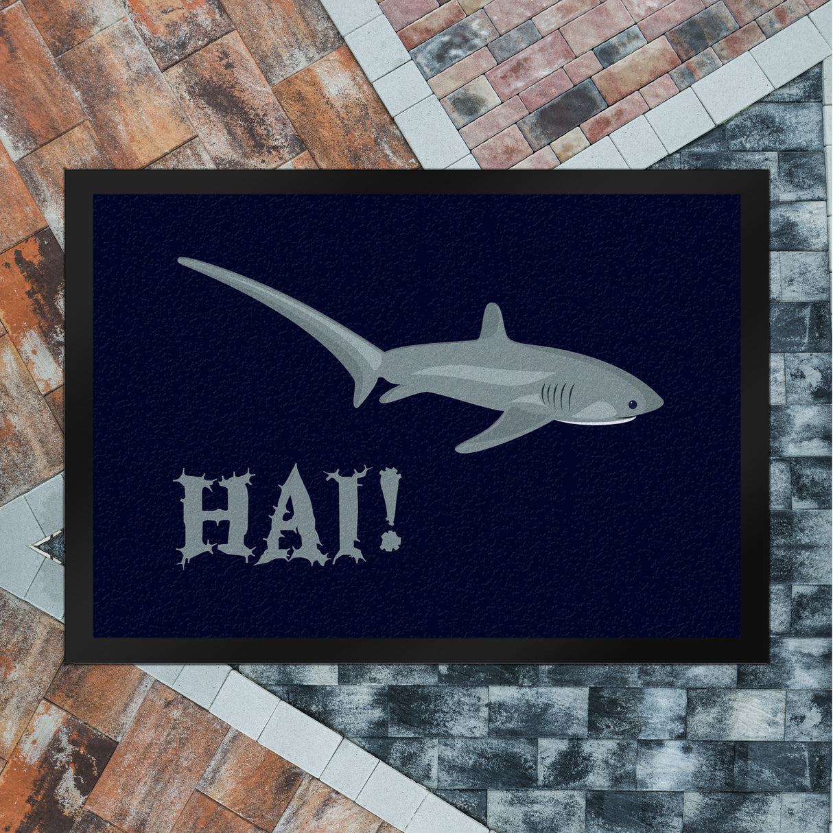 Hai Fußmatte in 35x50 cm mit grauen Hai auf dunkelblauem Hintergrund