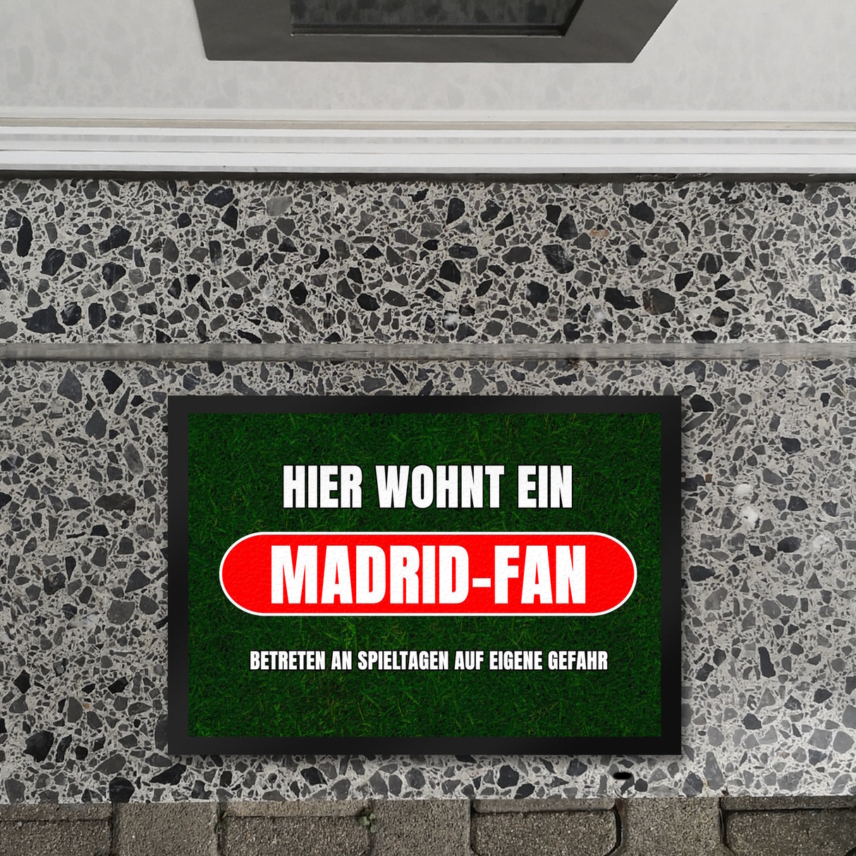 Hier wohnt ein Madrid-Fan Fußmatte in 35x50 cm mit Rasenmotiv