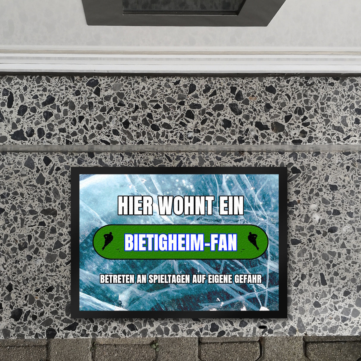 Hier wohnt ein Bietigheim-Fan Fußmatte in 35x50 cm mit Eishallen Boden-Motiv