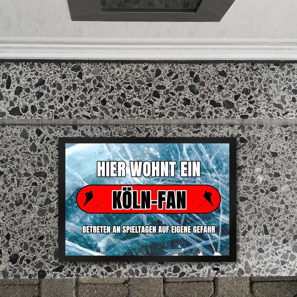Hier wohnt ein Köln-Fan Fußmatte in 35x50 cm mit Eishallen Boden-Motiv