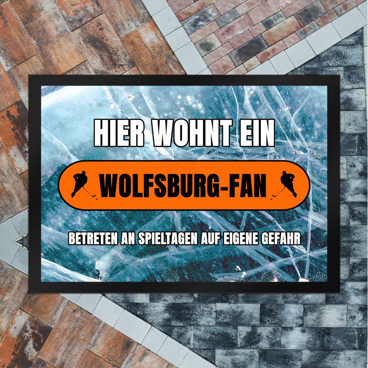 Hier wohnt ein Wolfsburg-Fan Fußmatte in 35x50 cm mit Eishallen Boden-Motiv