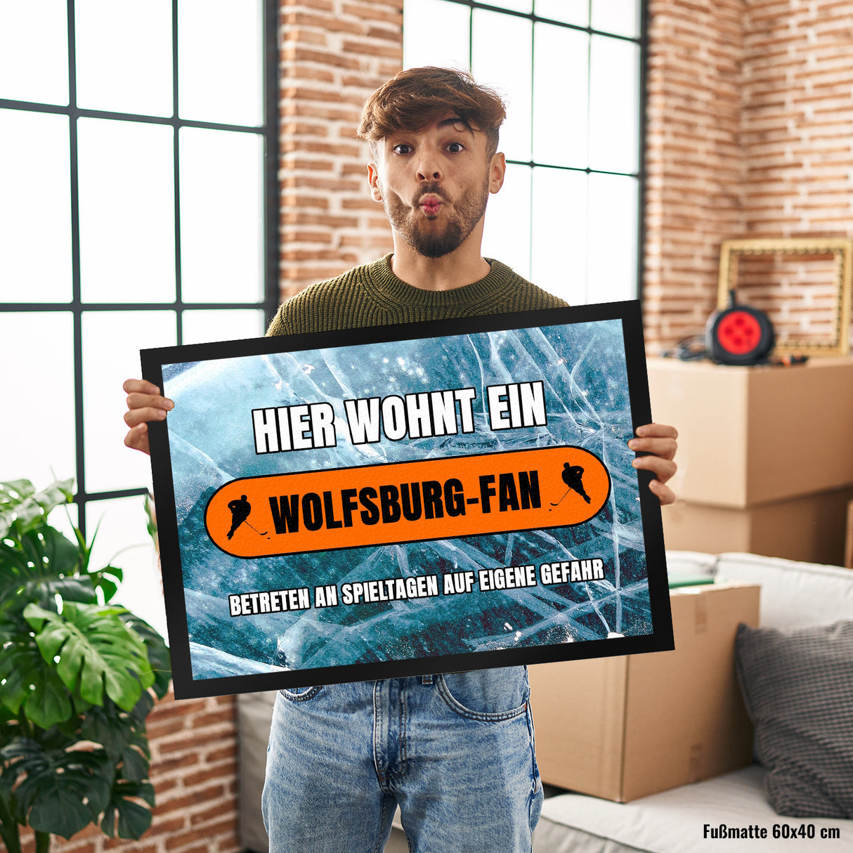 Hier wohnt ein Wolfsburg-Fan Fußmatte in 35x50 cm mit Eishallen Boden-Motiv