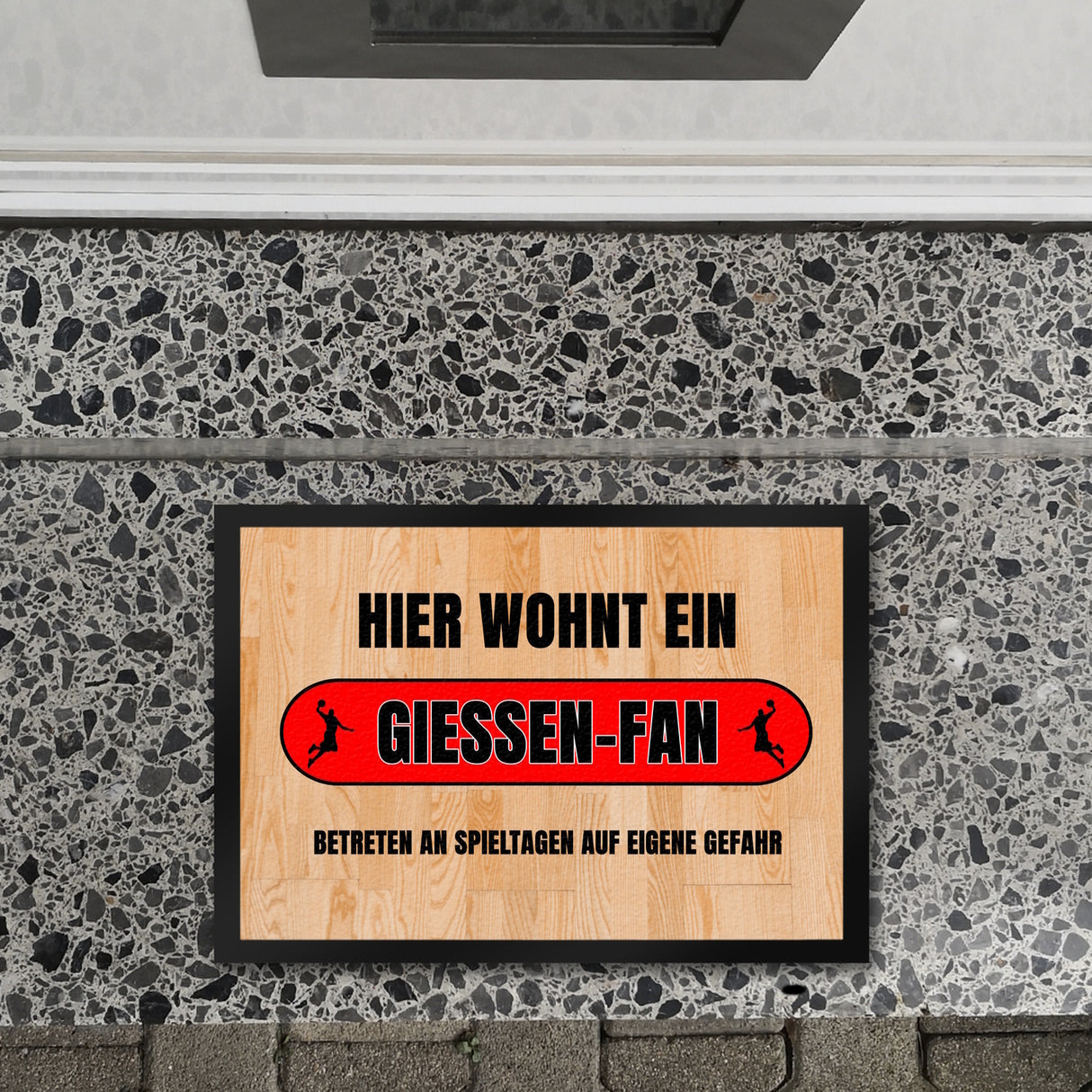 Hier wohnt ein Giessen-Fan Fußmatte in 35x50 cm mit Turnhallenboden Motiv