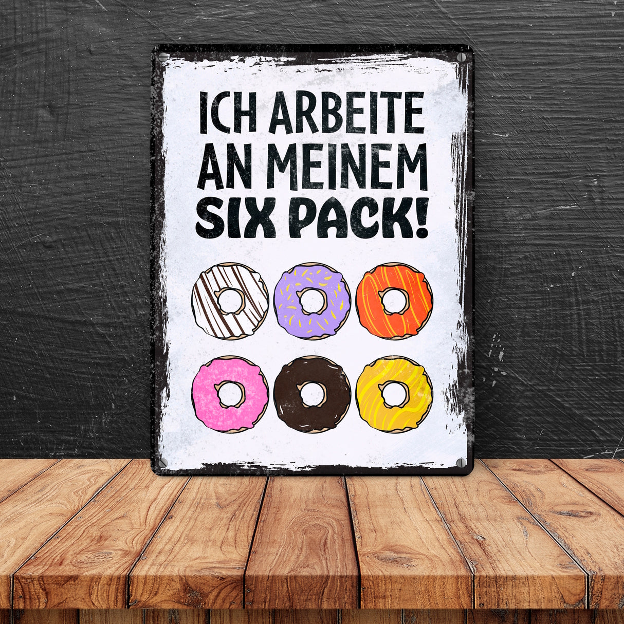 Ich arbeite an meinem Six Pack Metallschild mit leckeren Donuts