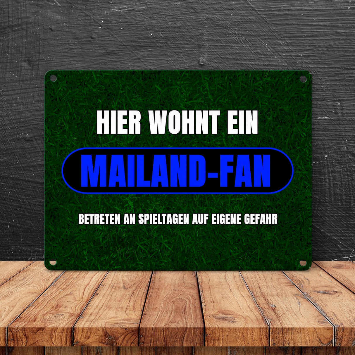 Hier wohnt ein Mailand-Fan Metallschild in 15x20 cm mit Rasenmotiv