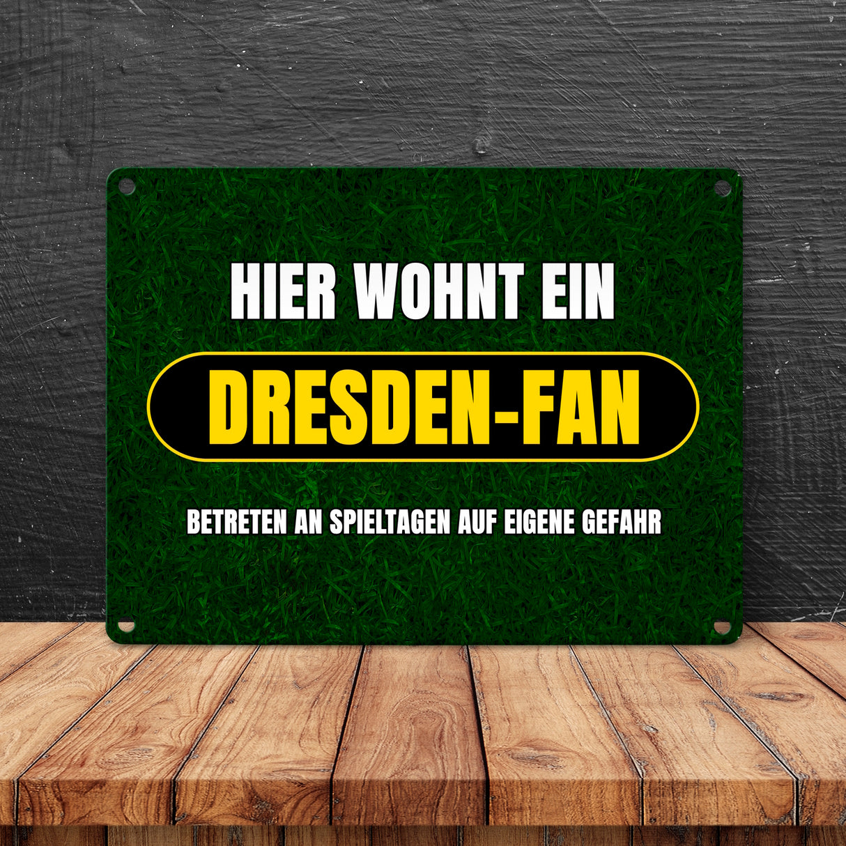 Hier wohnt ein Dresden-Fan Metallschild in 15x20 cm mit Rasenmotiv