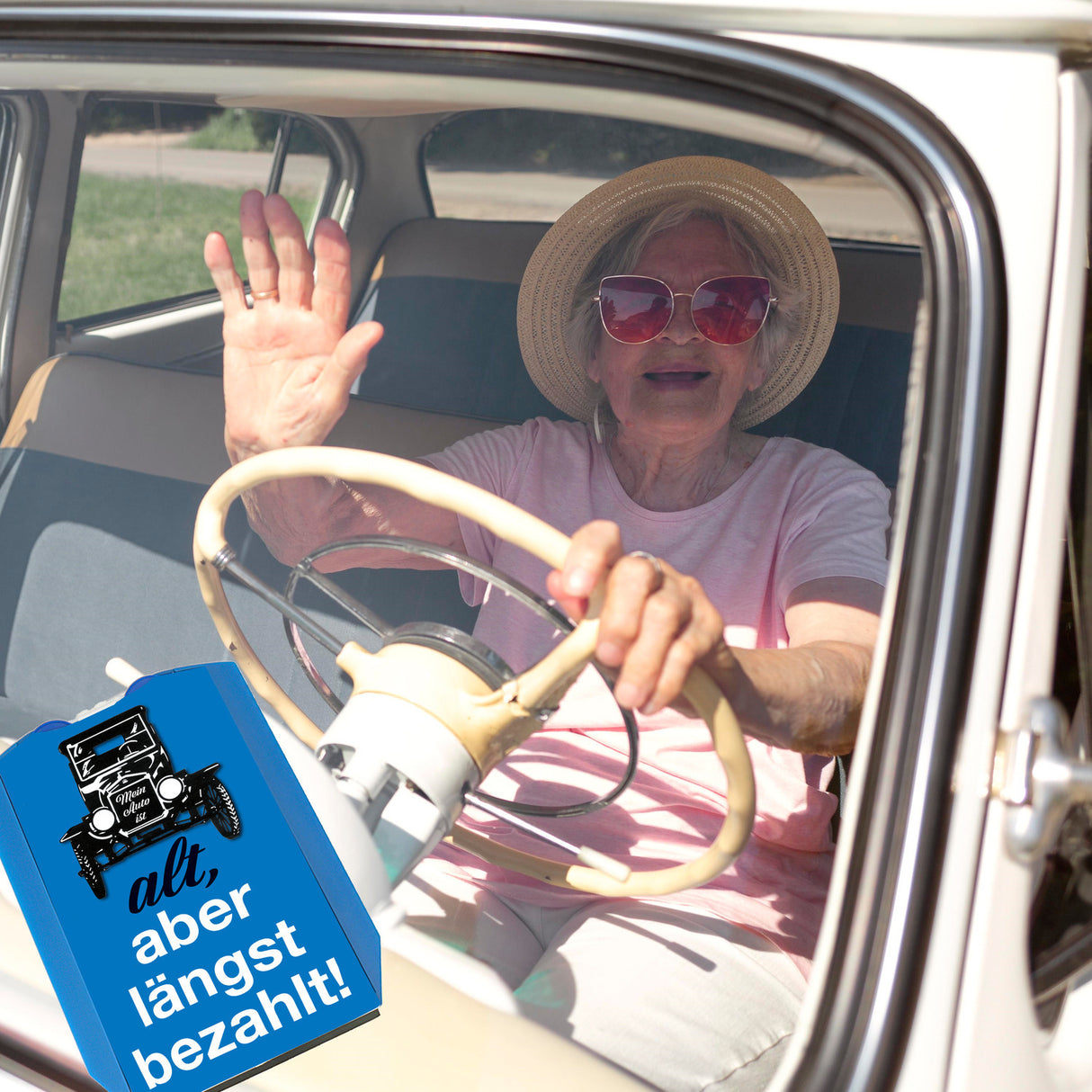 Alt, aber längst bezahlt Parkscheibe mit Oldtimer und 2 Einkaufswagenchips