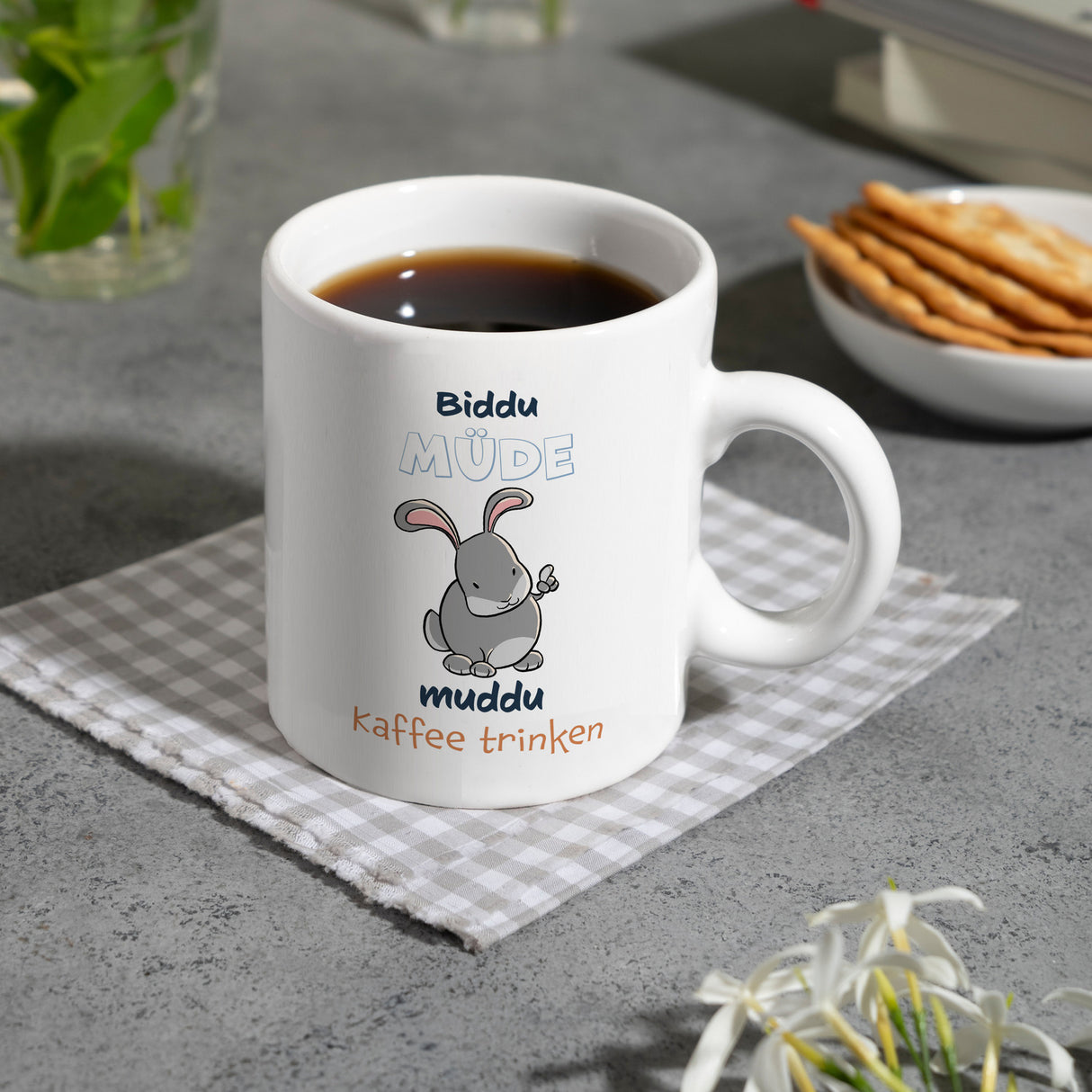 Kaffeebecher mit Hasenmotiv und Spruch - Biddu müde muddu Kaffee trinken