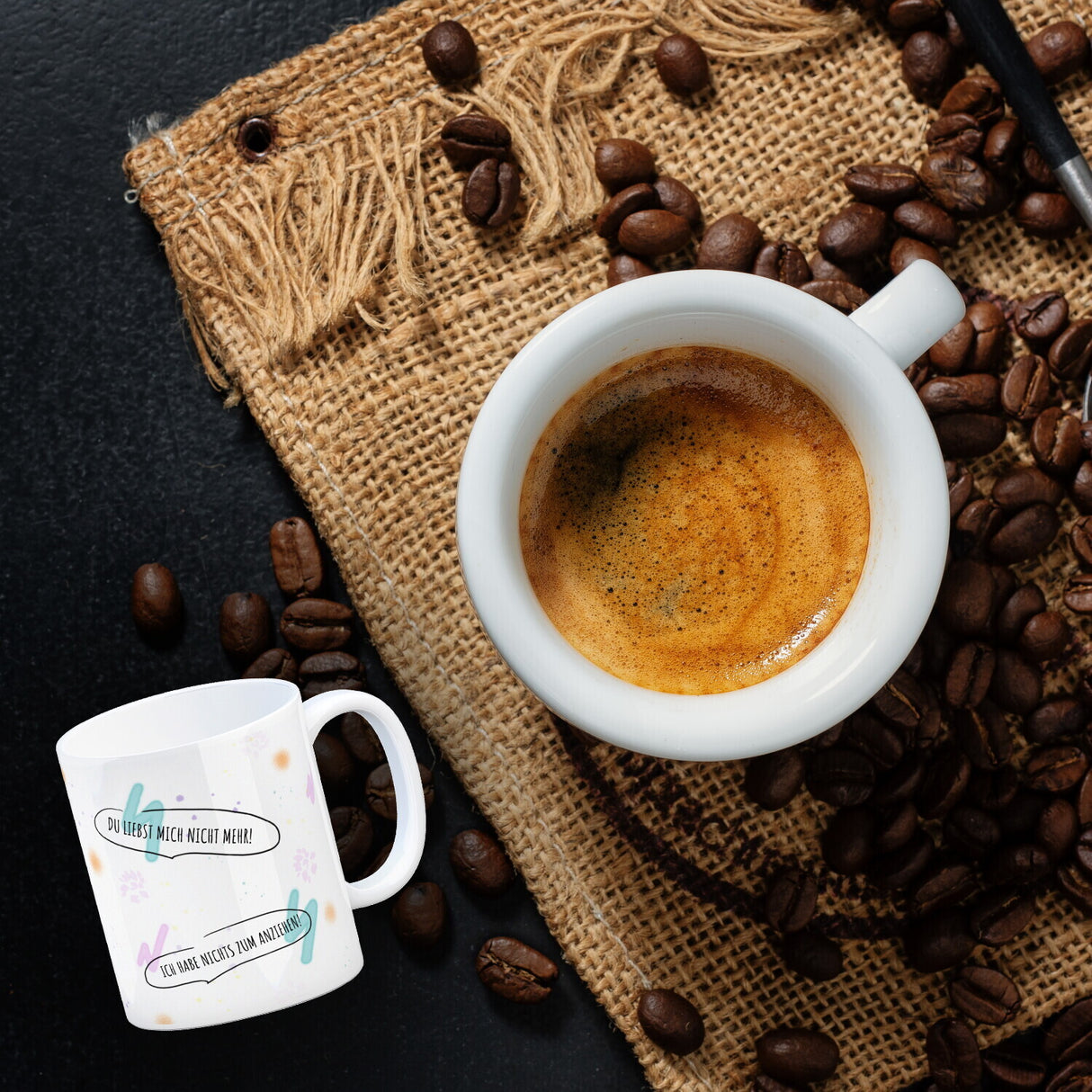 Kaffeebecher mit unzufriedenem, traurigem Hasen und witzigen Sprüchen