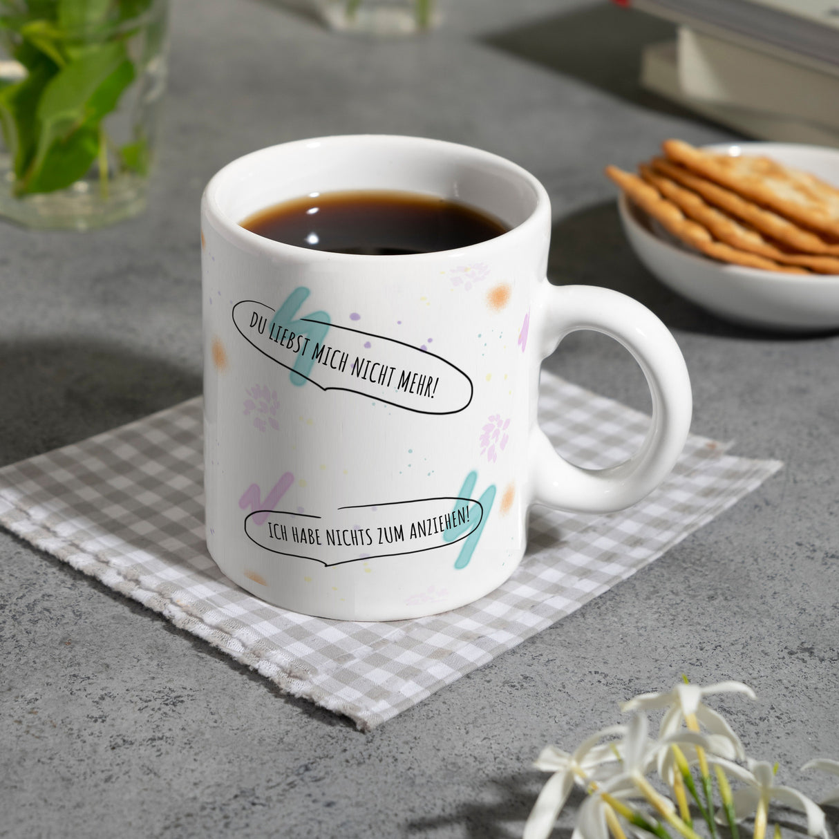 Kaffeebecher mit unzufriedenem, traurigem Hasen und witzigen Sprüchen