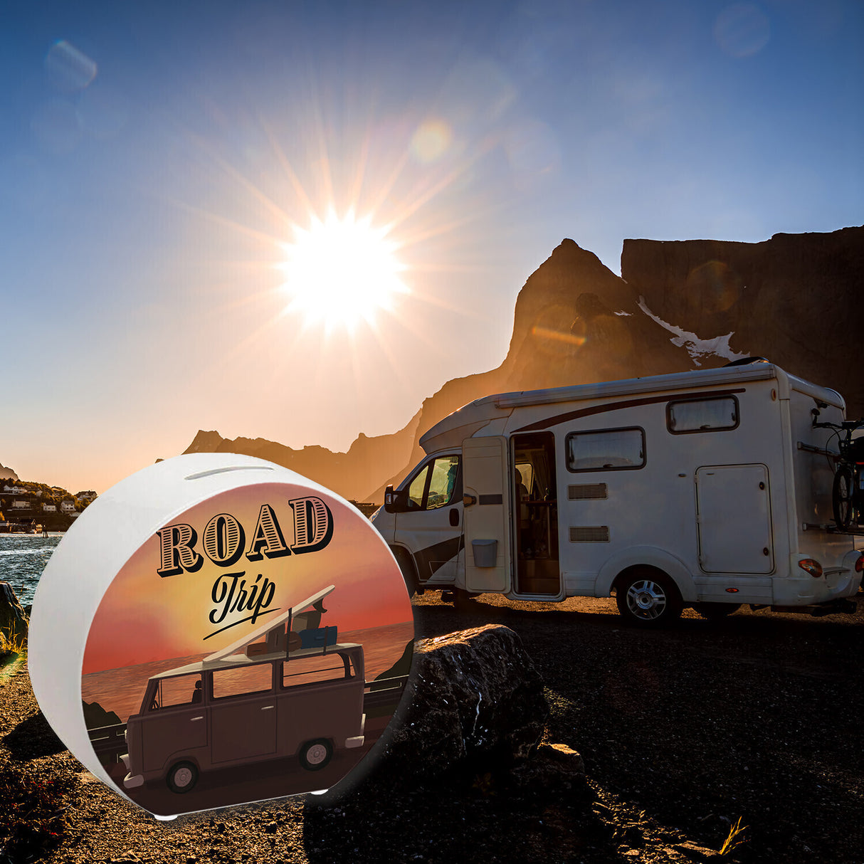 Spardose für einen Road Trip mit Retro Campingbus und Sonnenuntergang als Motiv