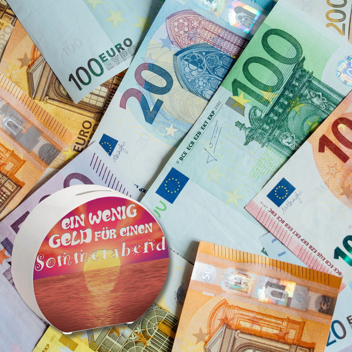 Spardose mit schönem Sonnenuntergang - Ein wenig Geld für einen Sommerabend