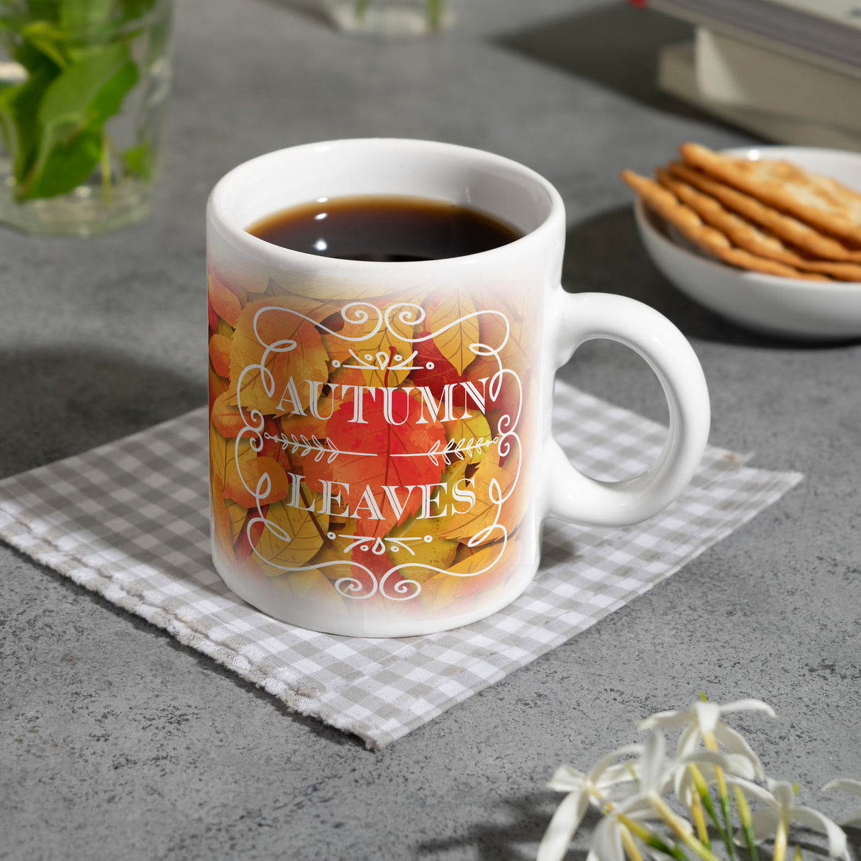 Kaffeebecher mit schönen Herbstblättern und Schriftzug - Autumn Leaves