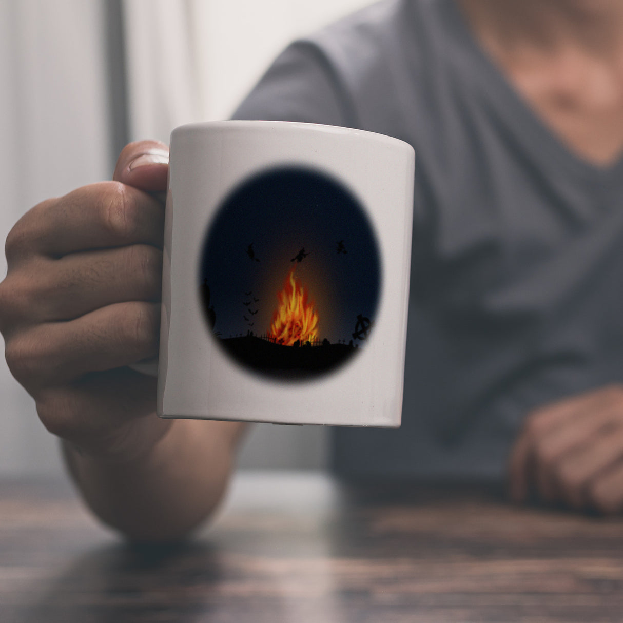 Kaffeetasse mit gruseligem Hexenfeuer Motiv und Spruch - Happy Halloween
