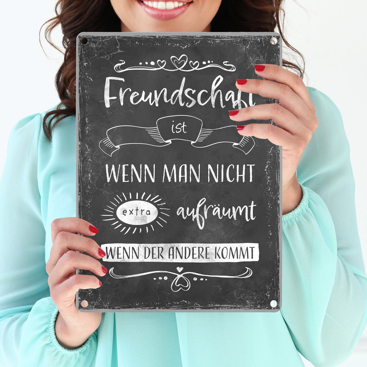 Metallschild mit lustigem Spruch zu Freundschaft und Aufräumen