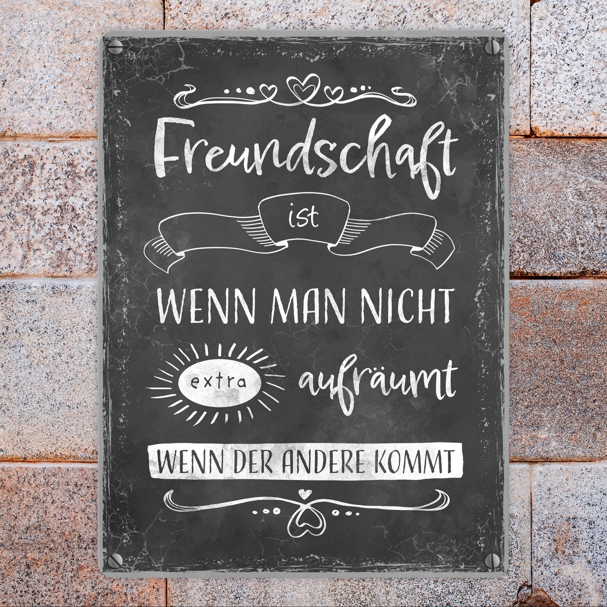 Metallschild mit lustigem Spruch zu Freundschaft und Aufräumen