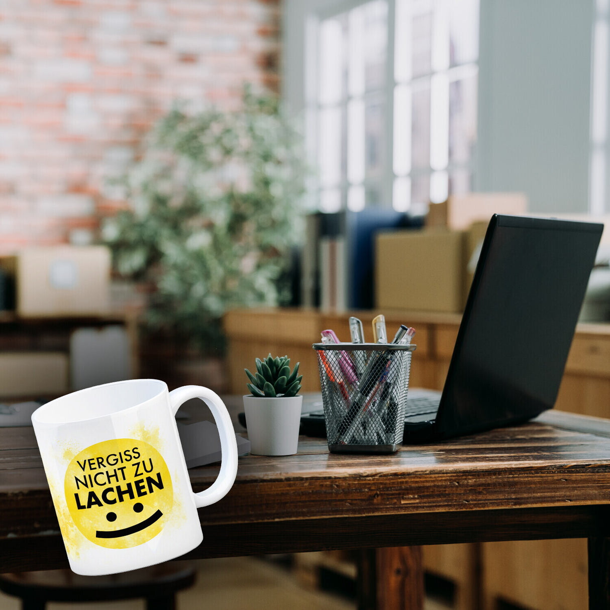 Vergiss nicht zu lachen Kaffeebecher gelbem Gesicht