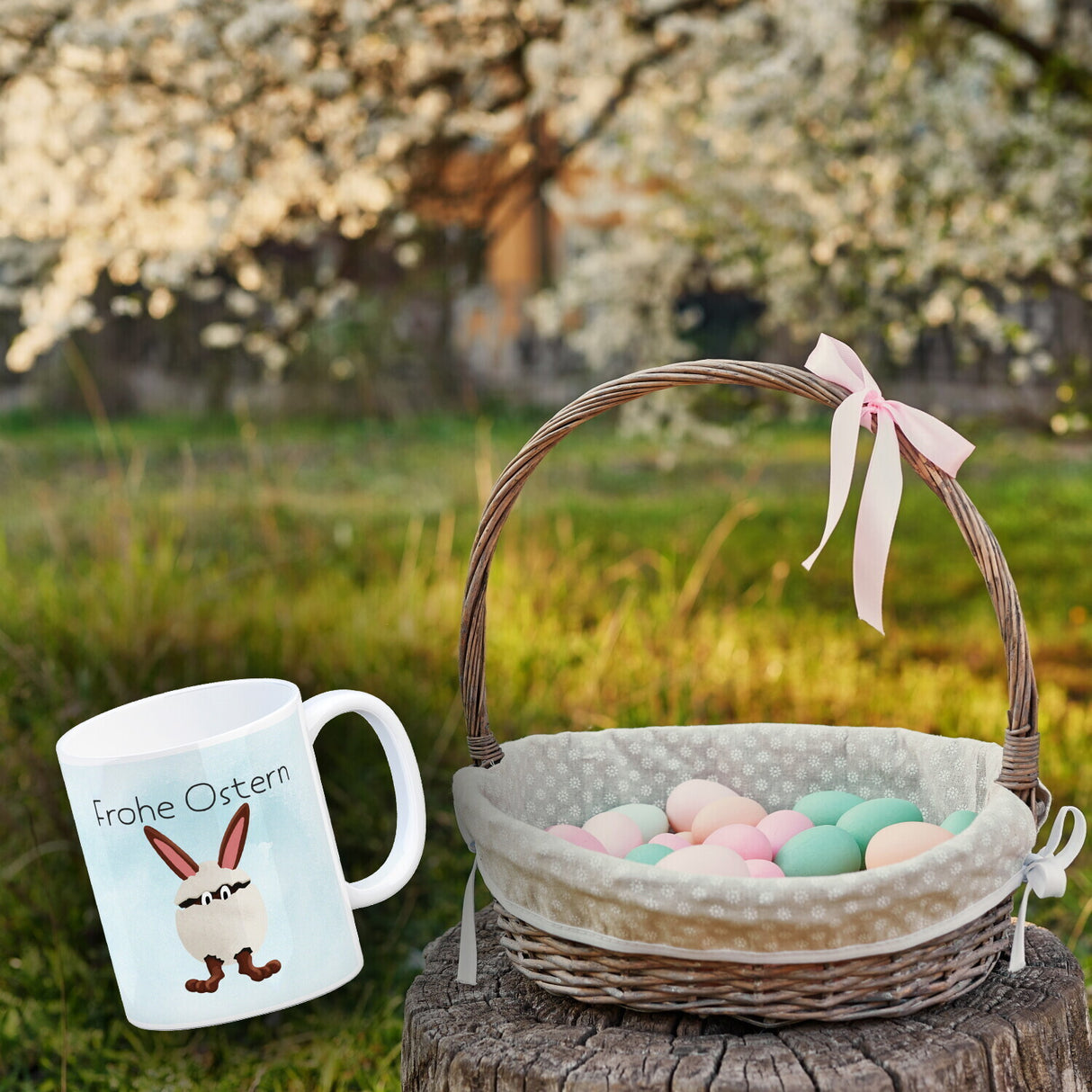 Frohe Ostern Kaffeebecher mit lustigem Osterhasen in Eierschale