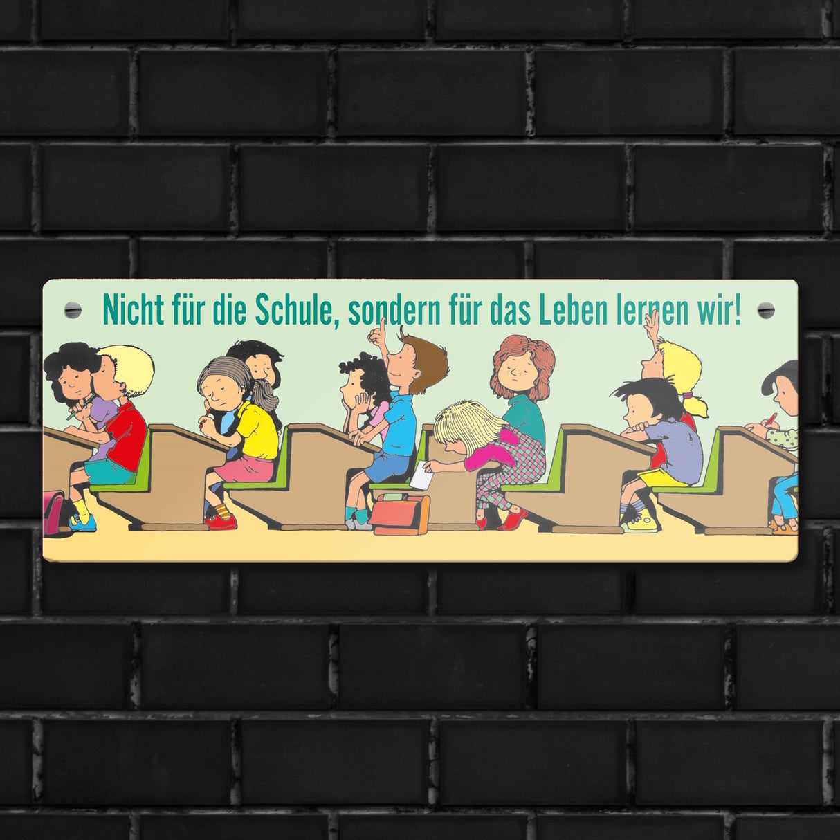 Schüler im Klassenzimmer Metallschild zum Thema Eigenverantwortung