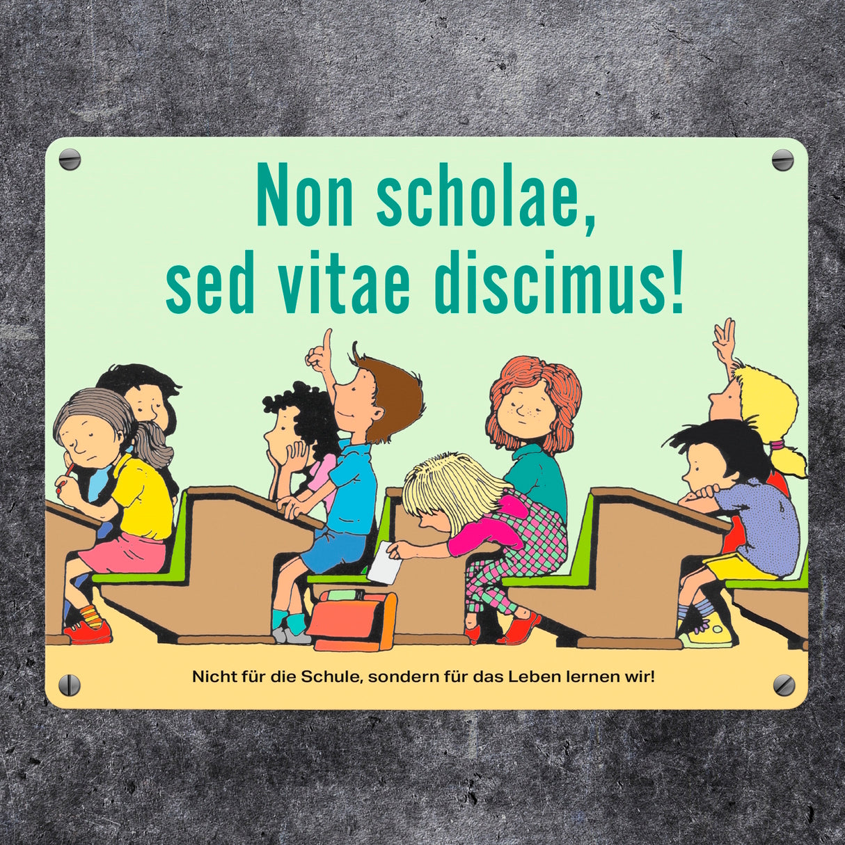 Schüler im Klassenzimmer Metallschild zum Thema Eigenverantwortung