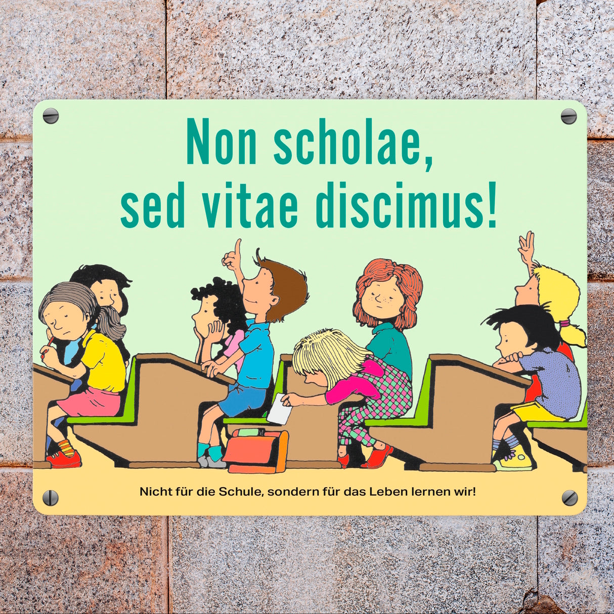 Schüler im Klassenzimmer Metallschild zum Thema Eigenverantwortung
