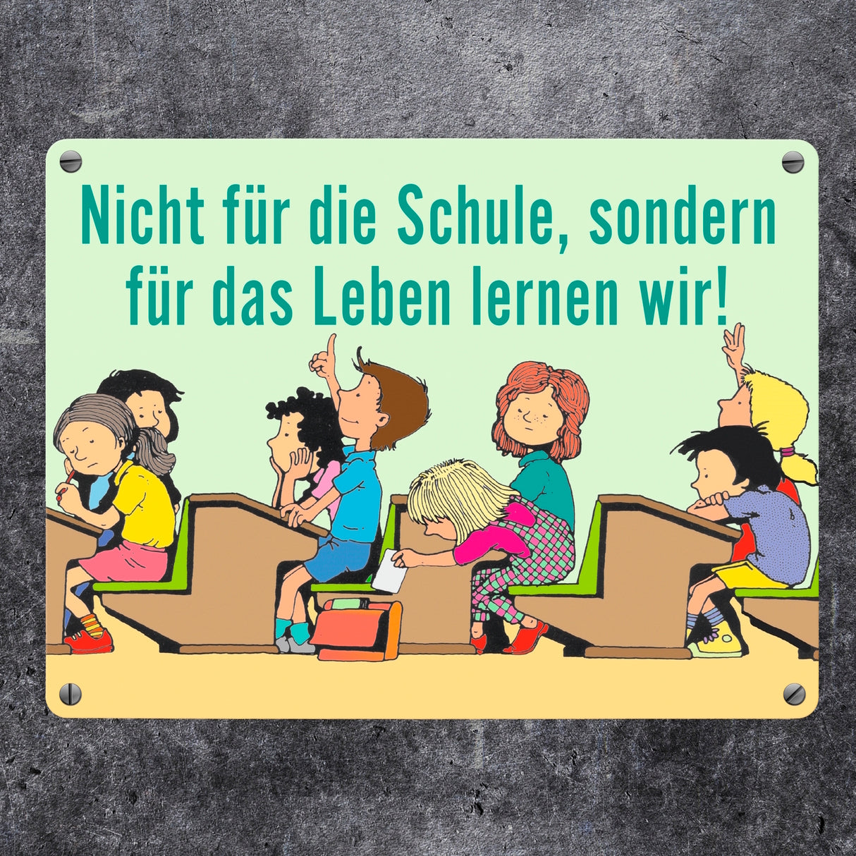 Schüler im Klassenzimmer Metallschild zum Thema Eigenverantwortung