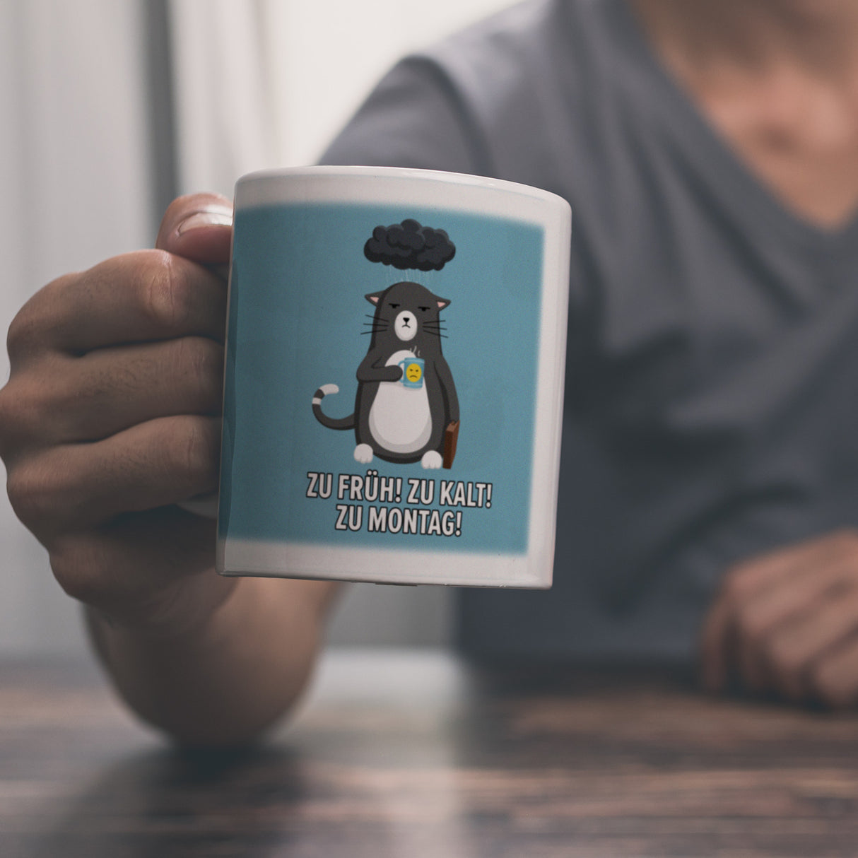 Zu früh, zu kalt, zu Montag witziger Kaffeebecher mit genervter Katze