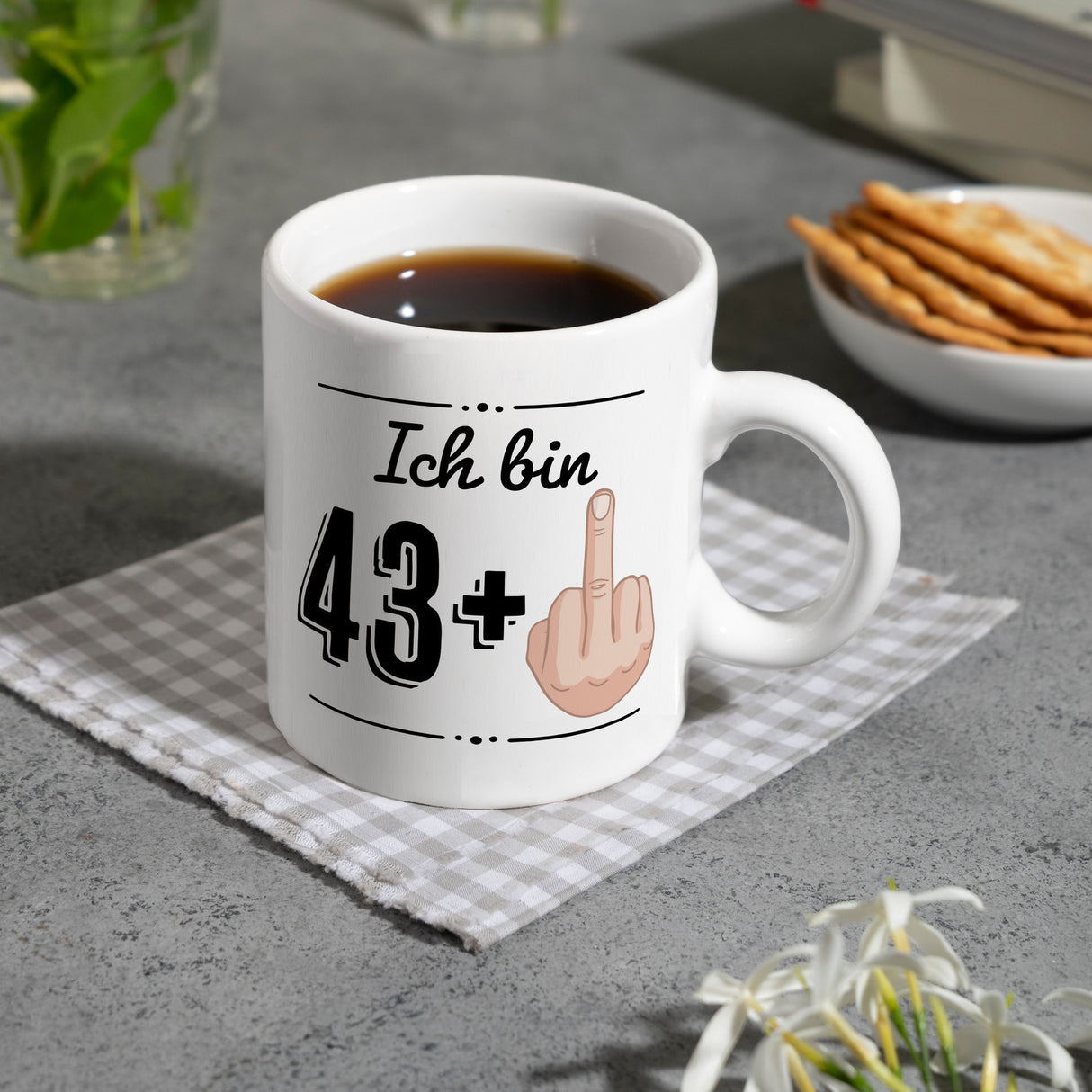 Witziger Kaffeebecher für den 44. Geburtstag mit Motiv: Mittelfinger