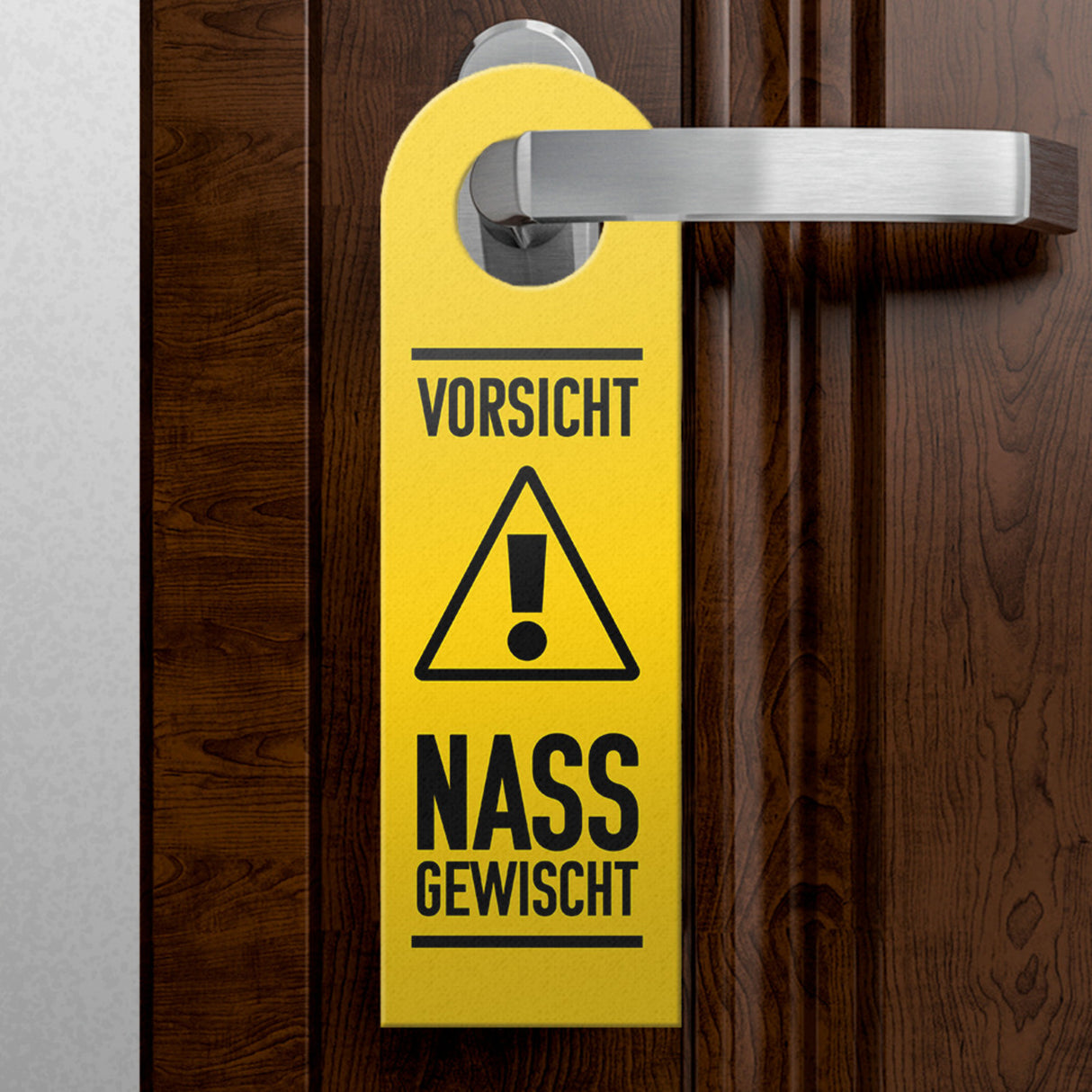 Vorsicht Nass gewischt Türhänger mit Hintergrund